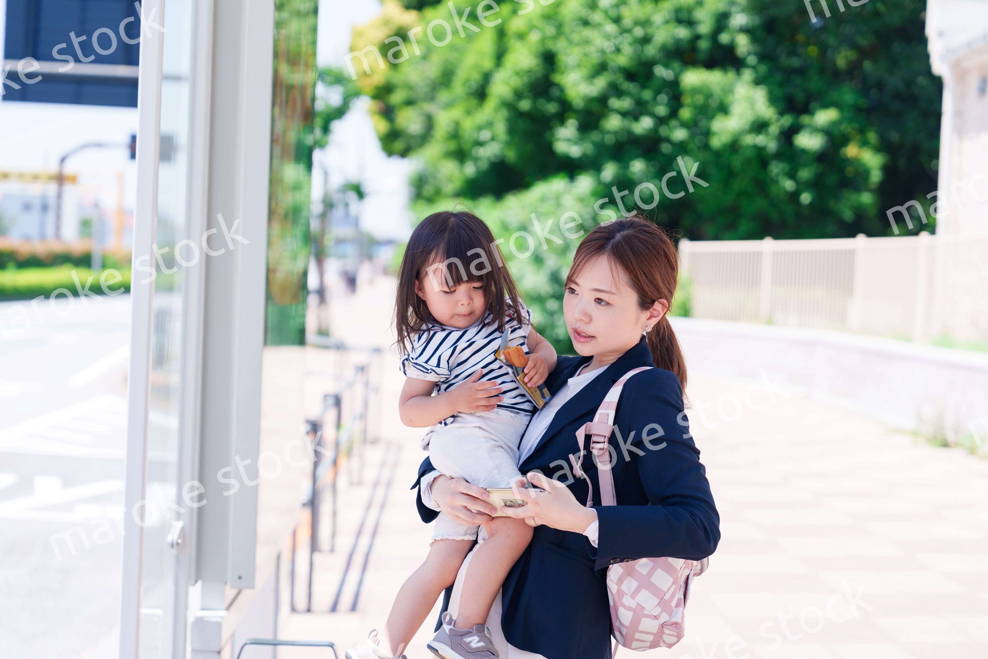 子どもと一緒に通勤をするワーママの女性