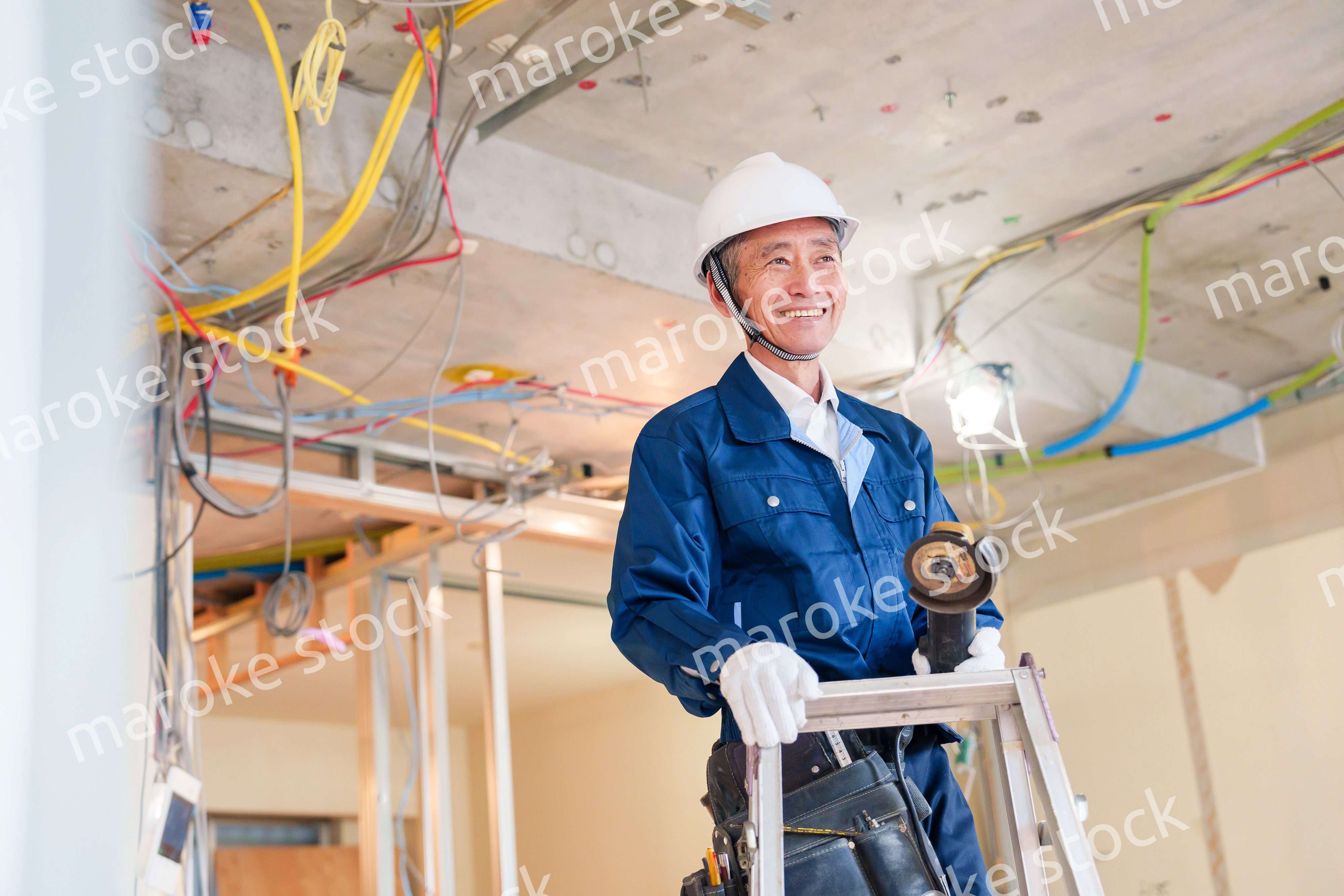 住宅の工事をする大工の男性