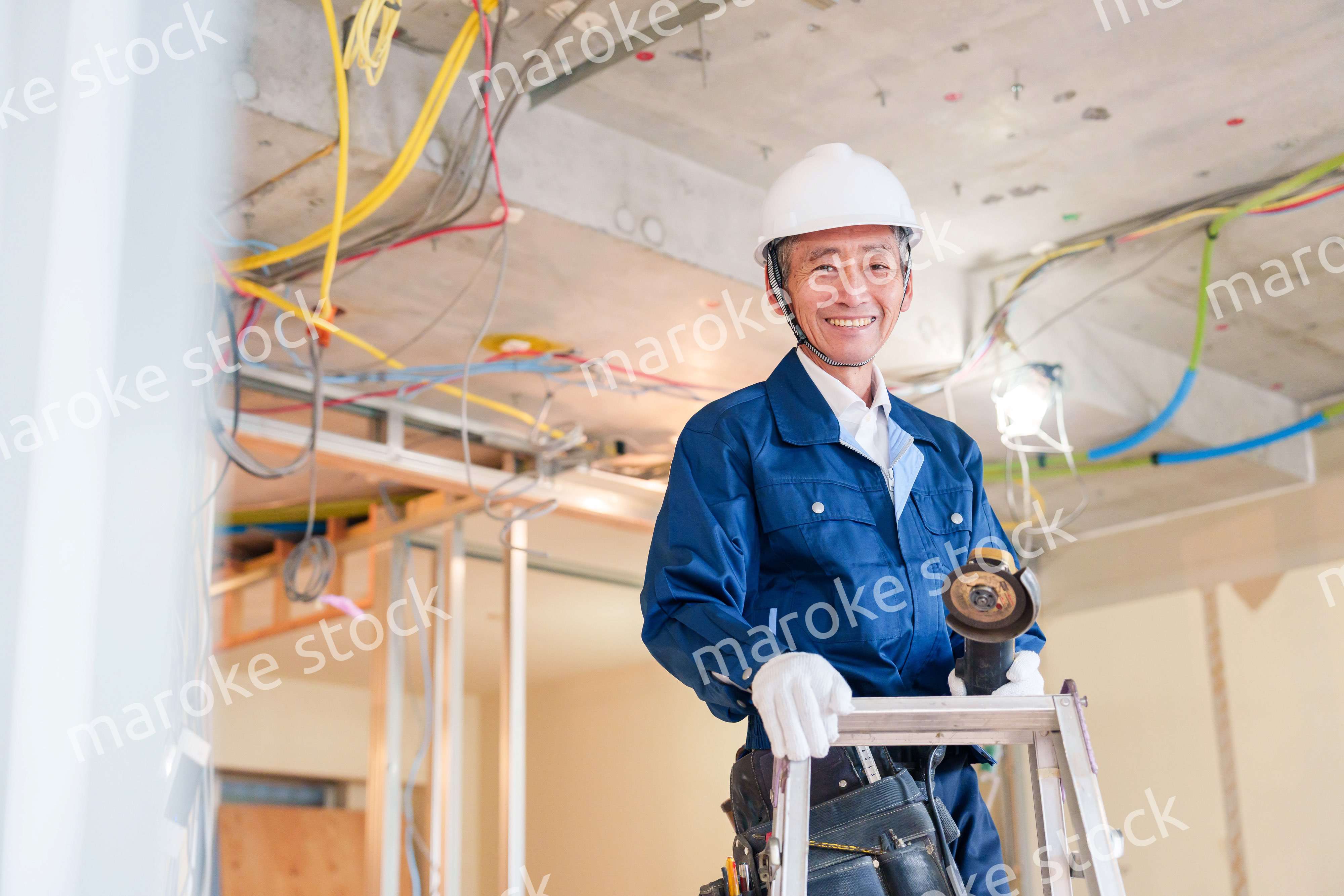 住宅の工事をする大工の男性