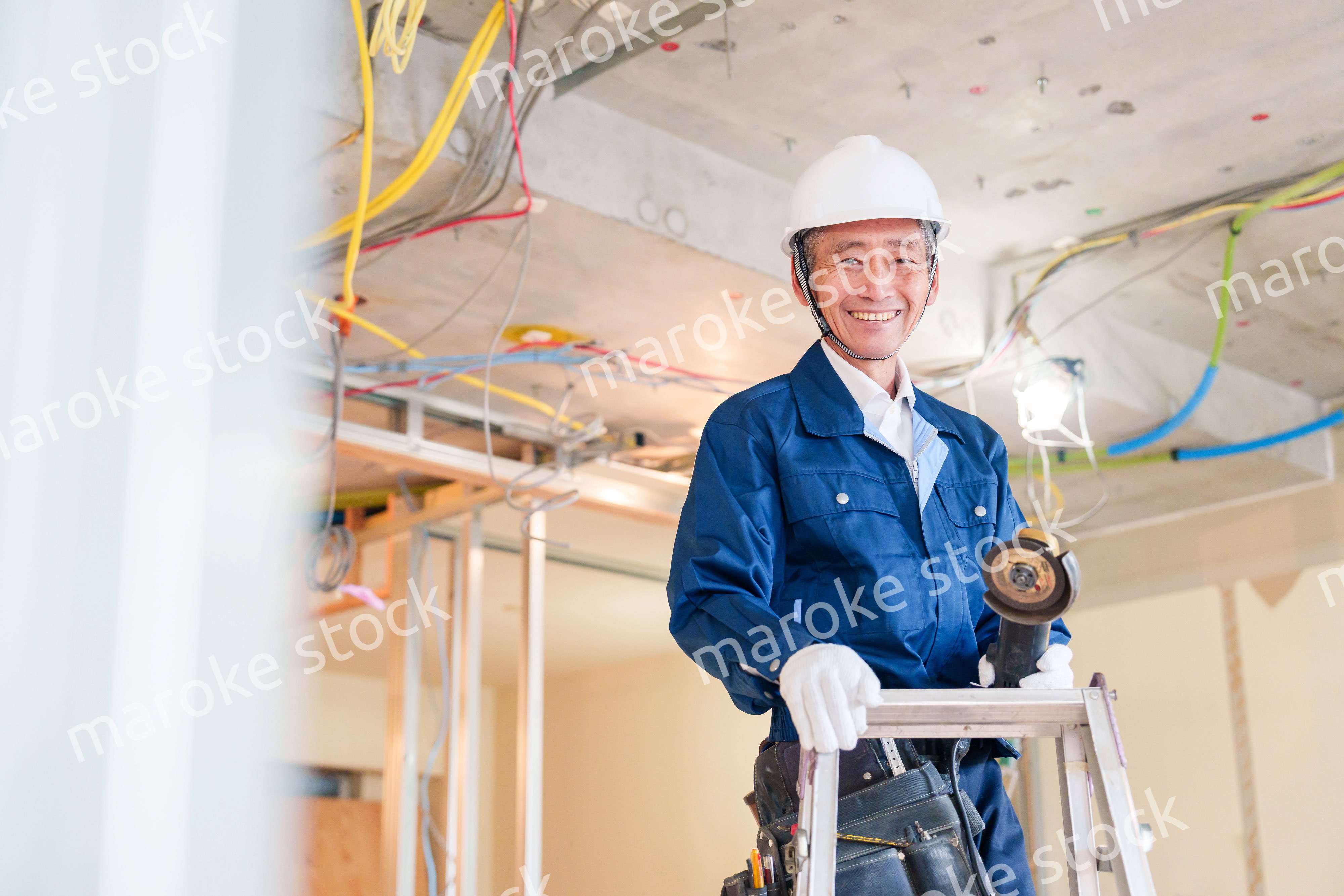 住宅の工事をする大工の男性