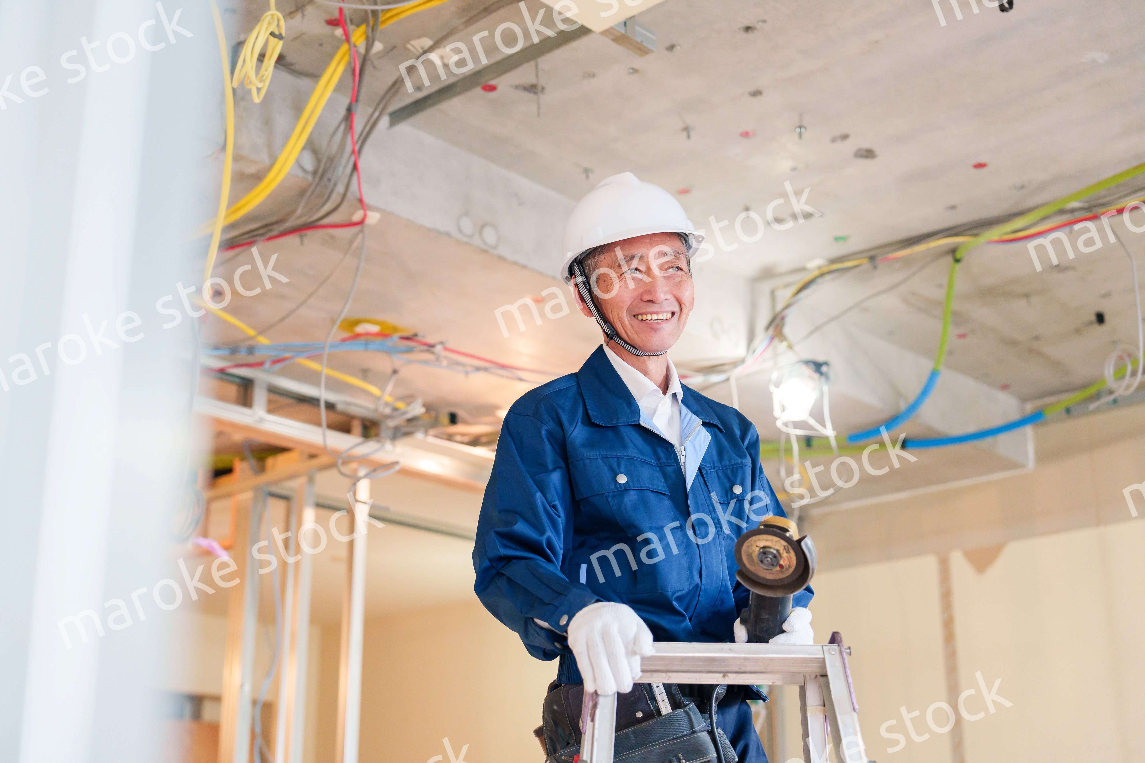 住宅の工事をする大工の男性