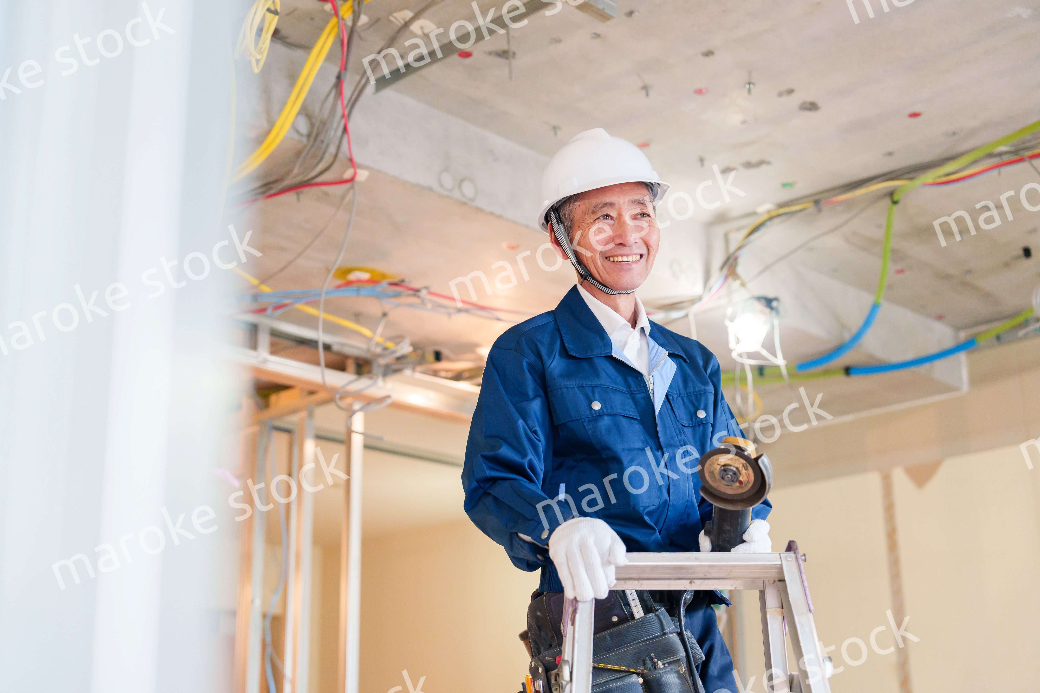 住宅の工事をする大工の男性