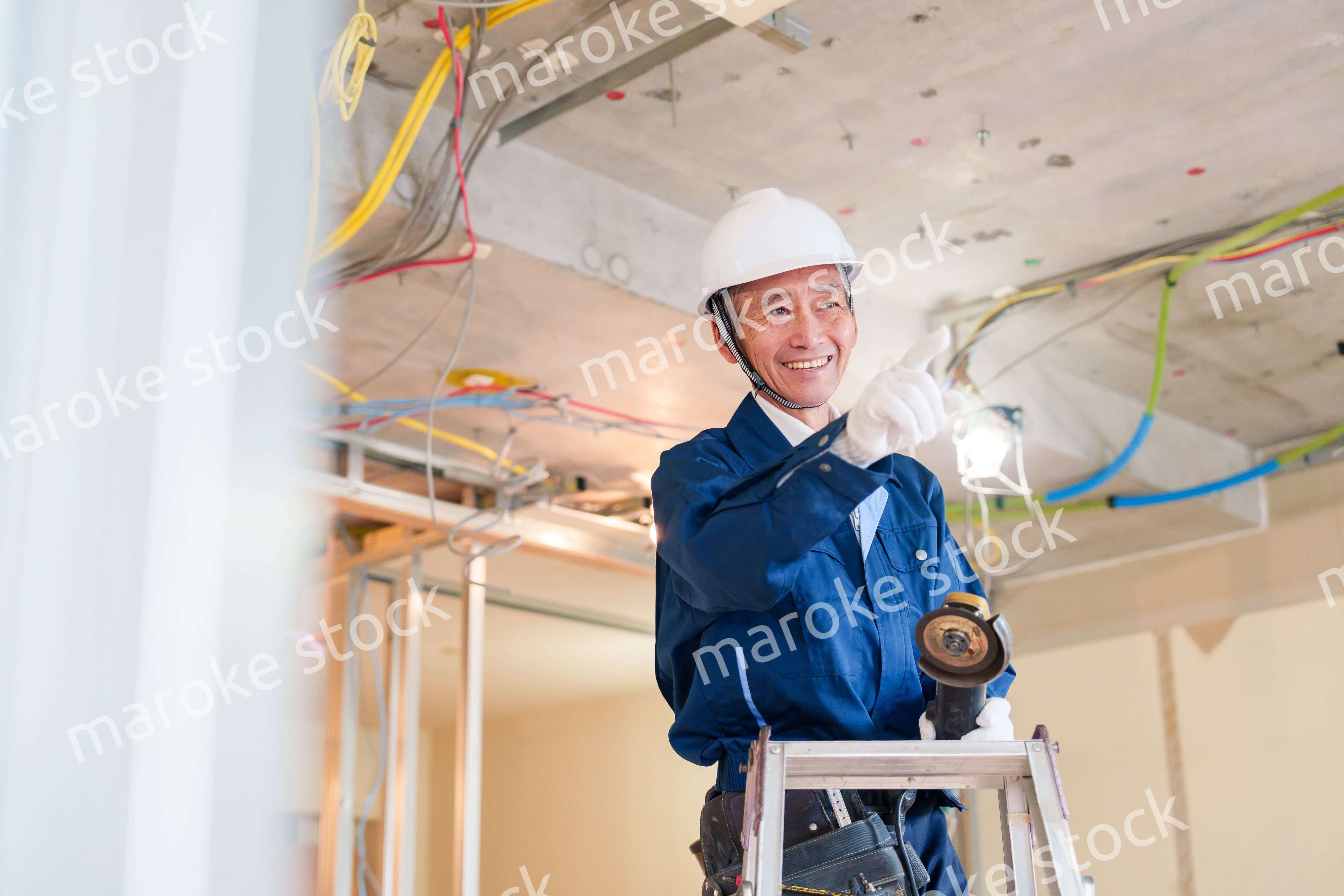 住宅の工事をする大工の男性