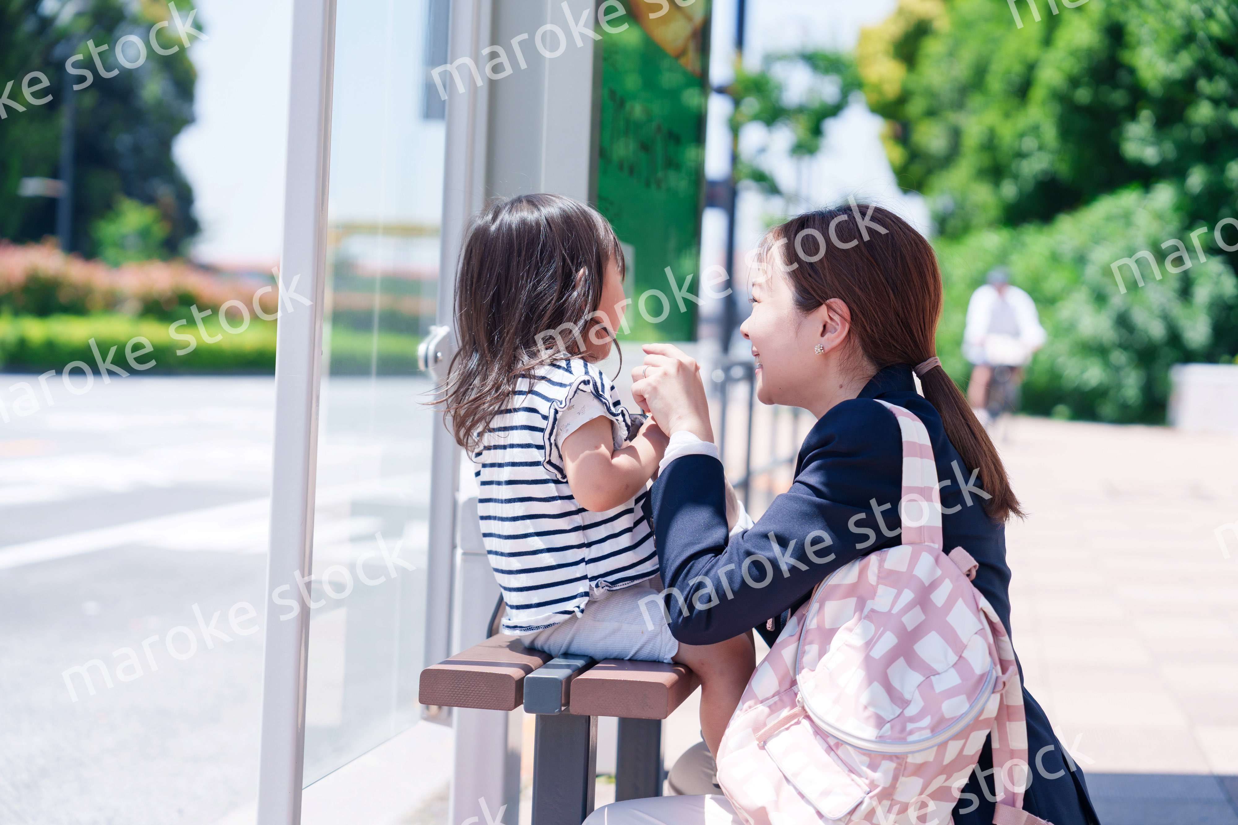 子どもと一緒に通勤をするワーママの女性