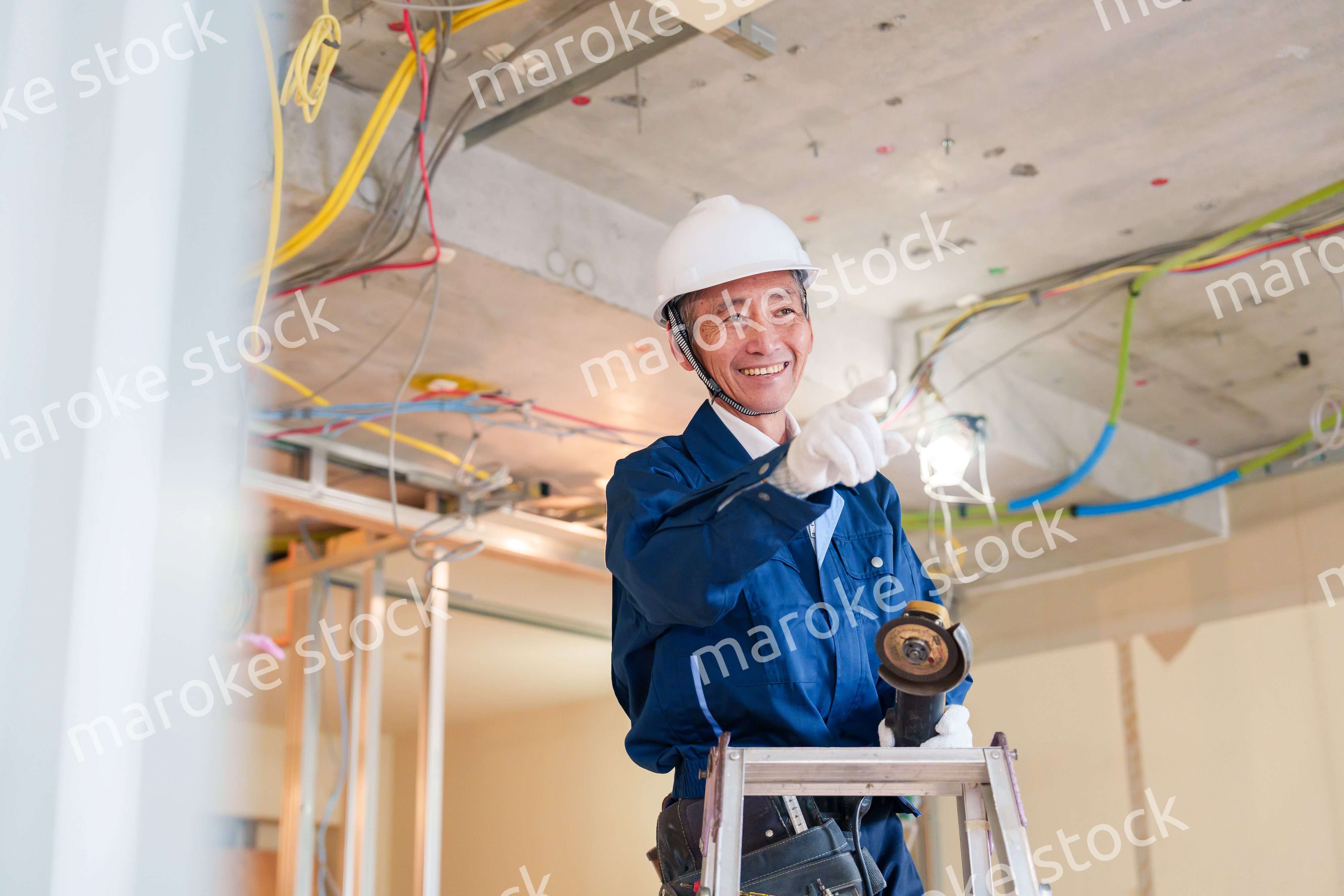 住宅の工事をする大工の男性