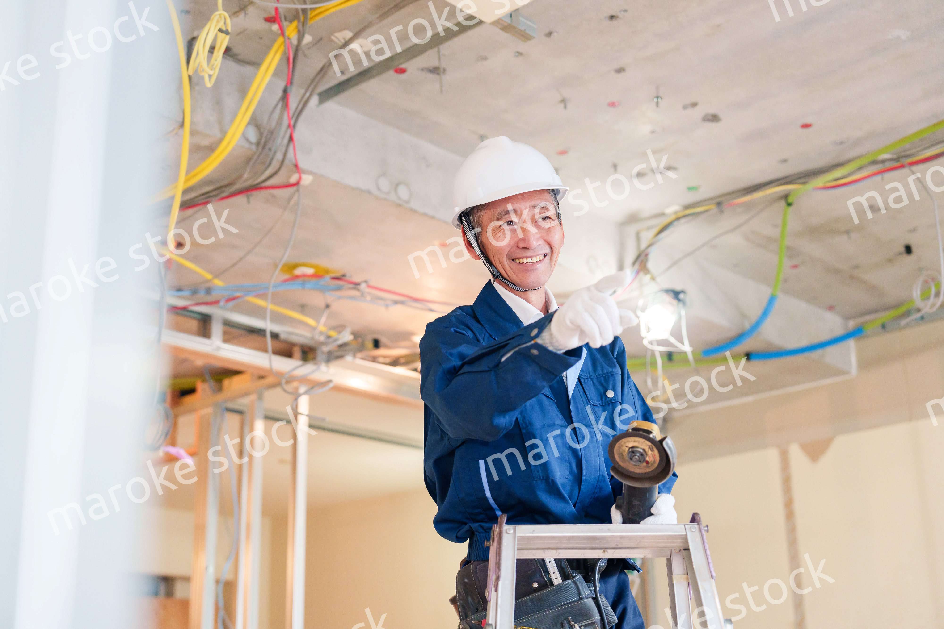 住宅の工事をする大工の男性