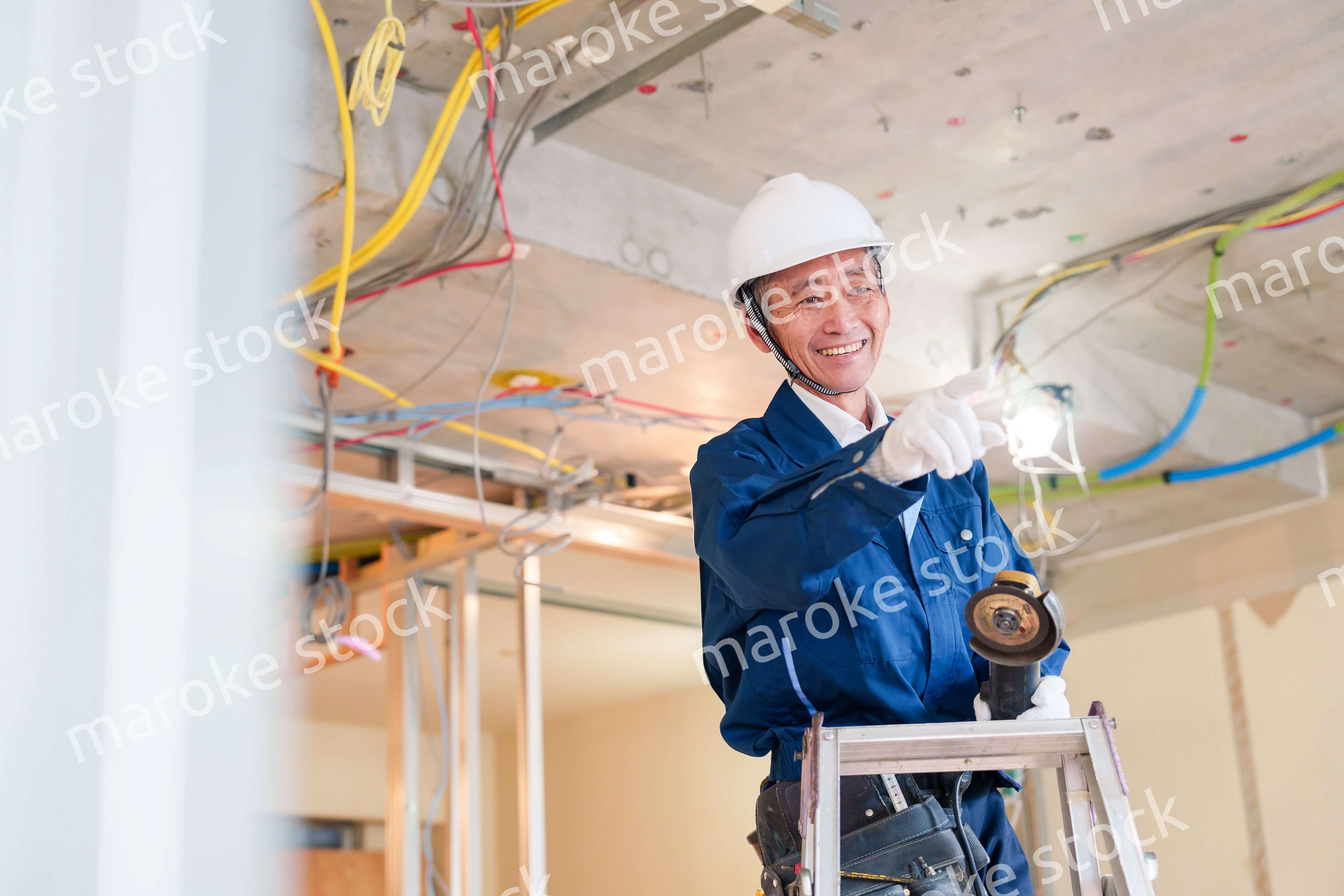 住宅の工事をする大工の男性