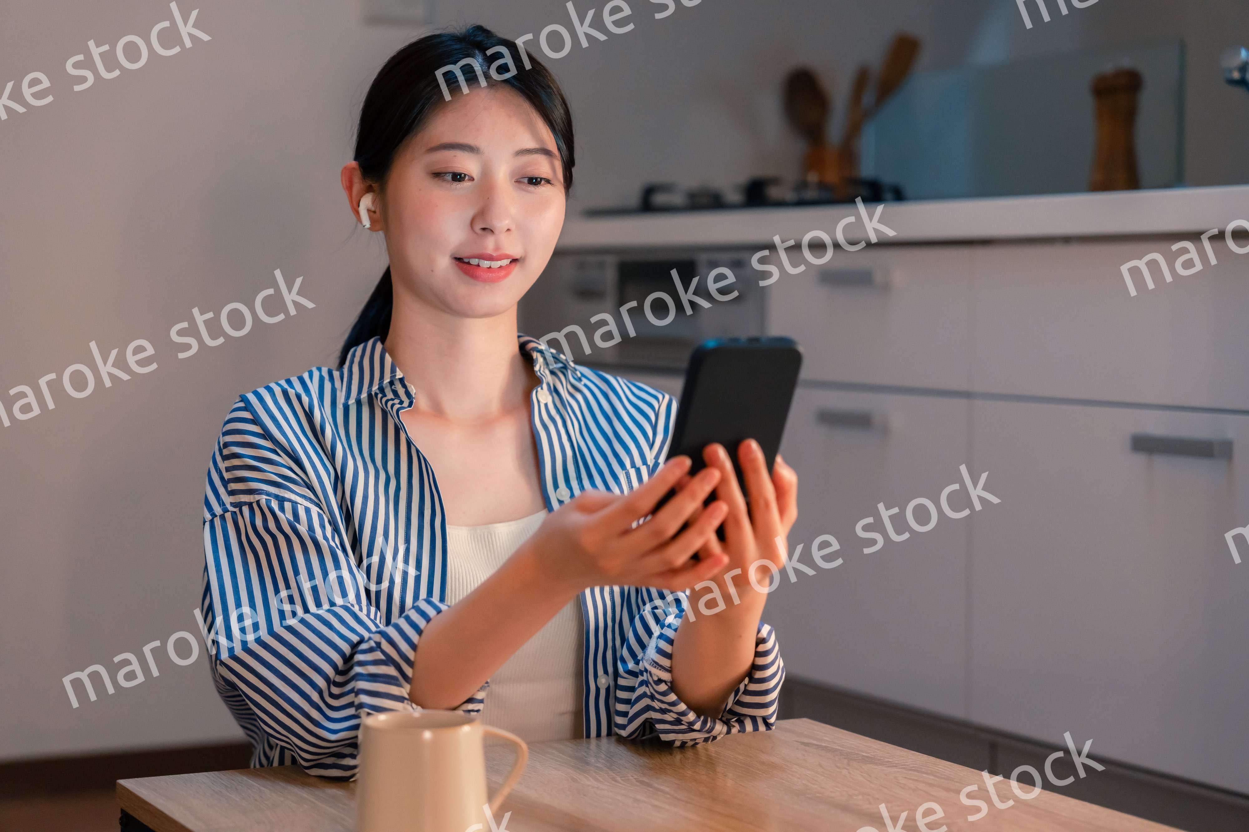 夜にスマホでコンテンツを楽しむ一人暮らしの女性