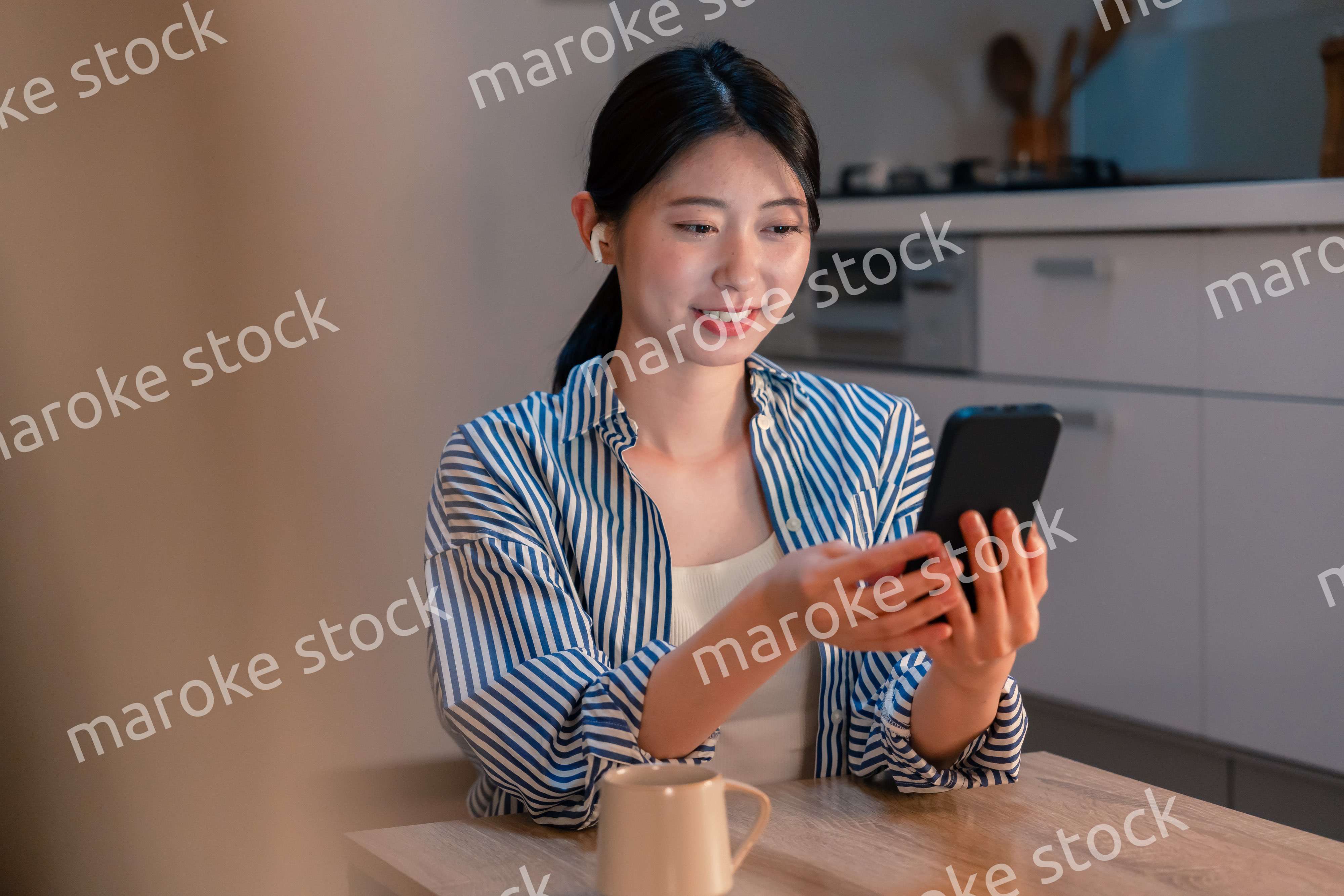 夜にスマホでコンテンツを楽しむ一人暮らしの女性