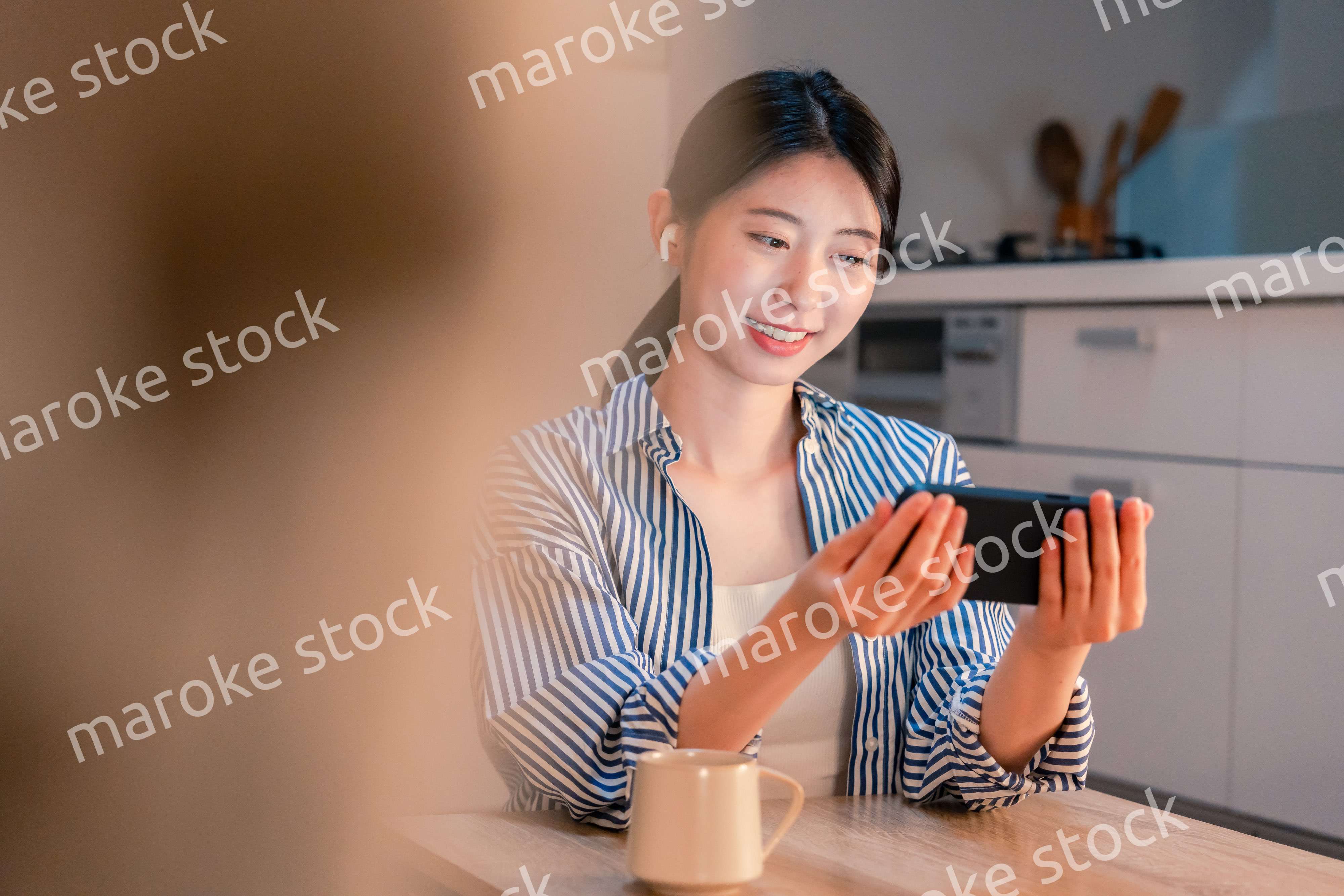 夜にスマホでコンテンツを楽しむ一人暮らしの女性