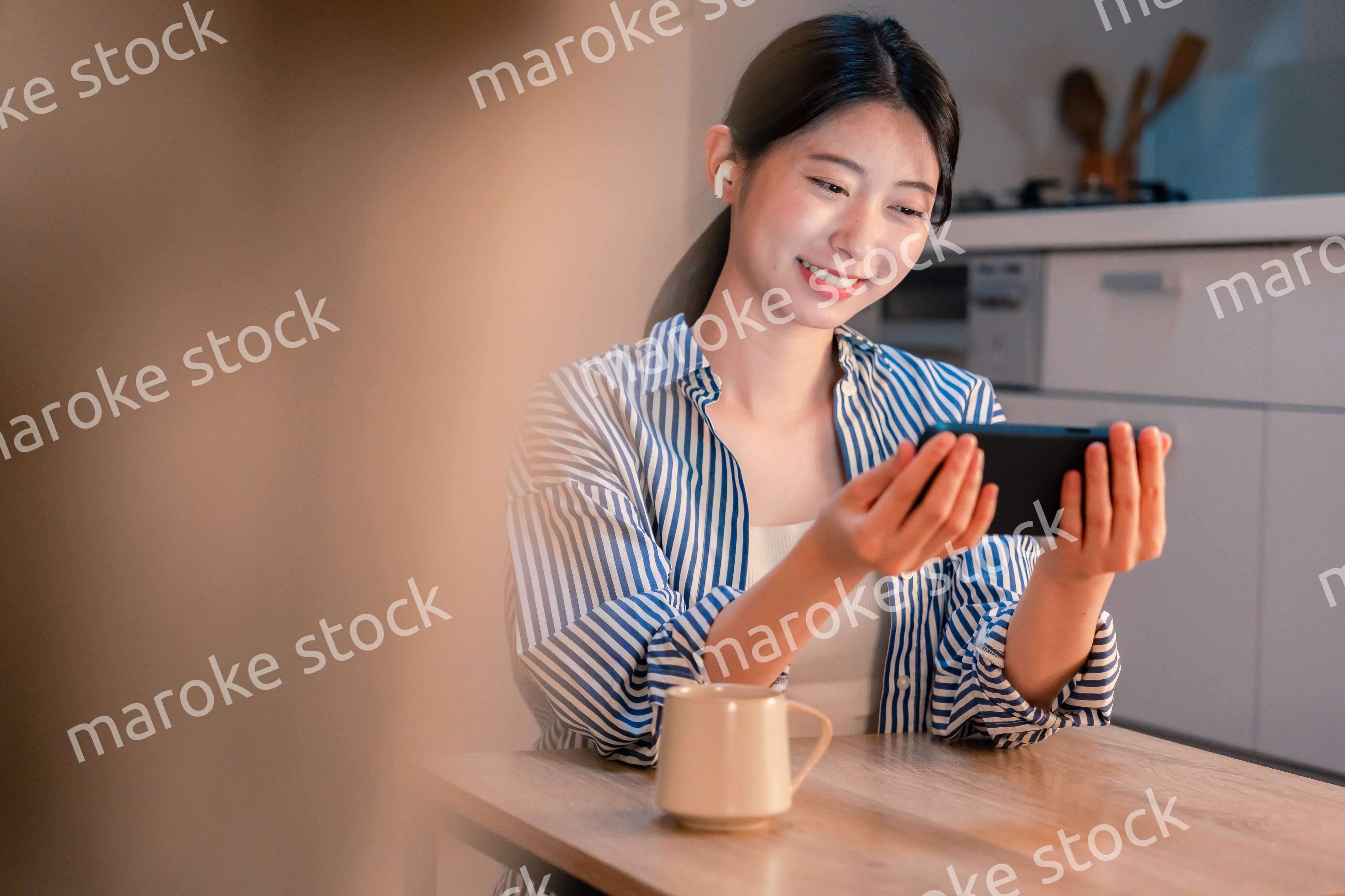 夜にスマホでコンテンツを楽しむ一人暮らしの女性