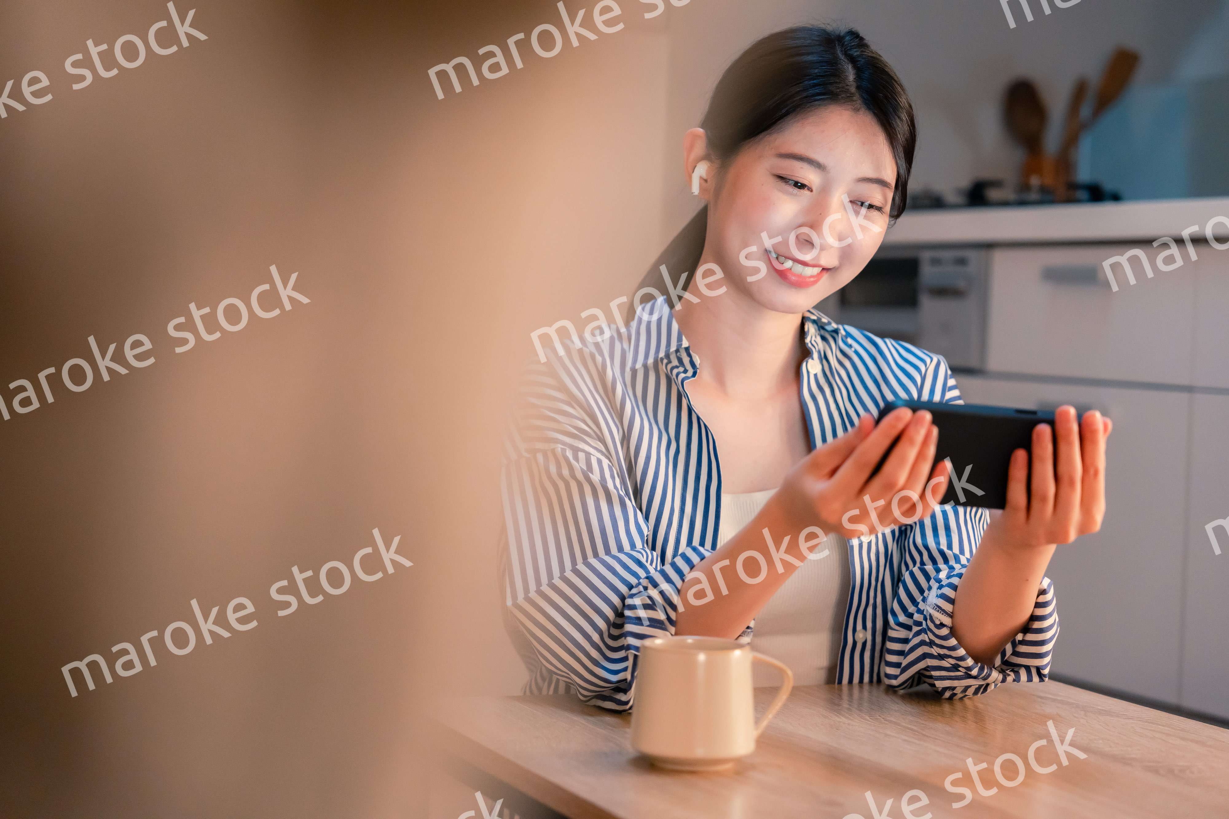 夜にスマホでコンテンツを楽しむ一人暮らしの女性