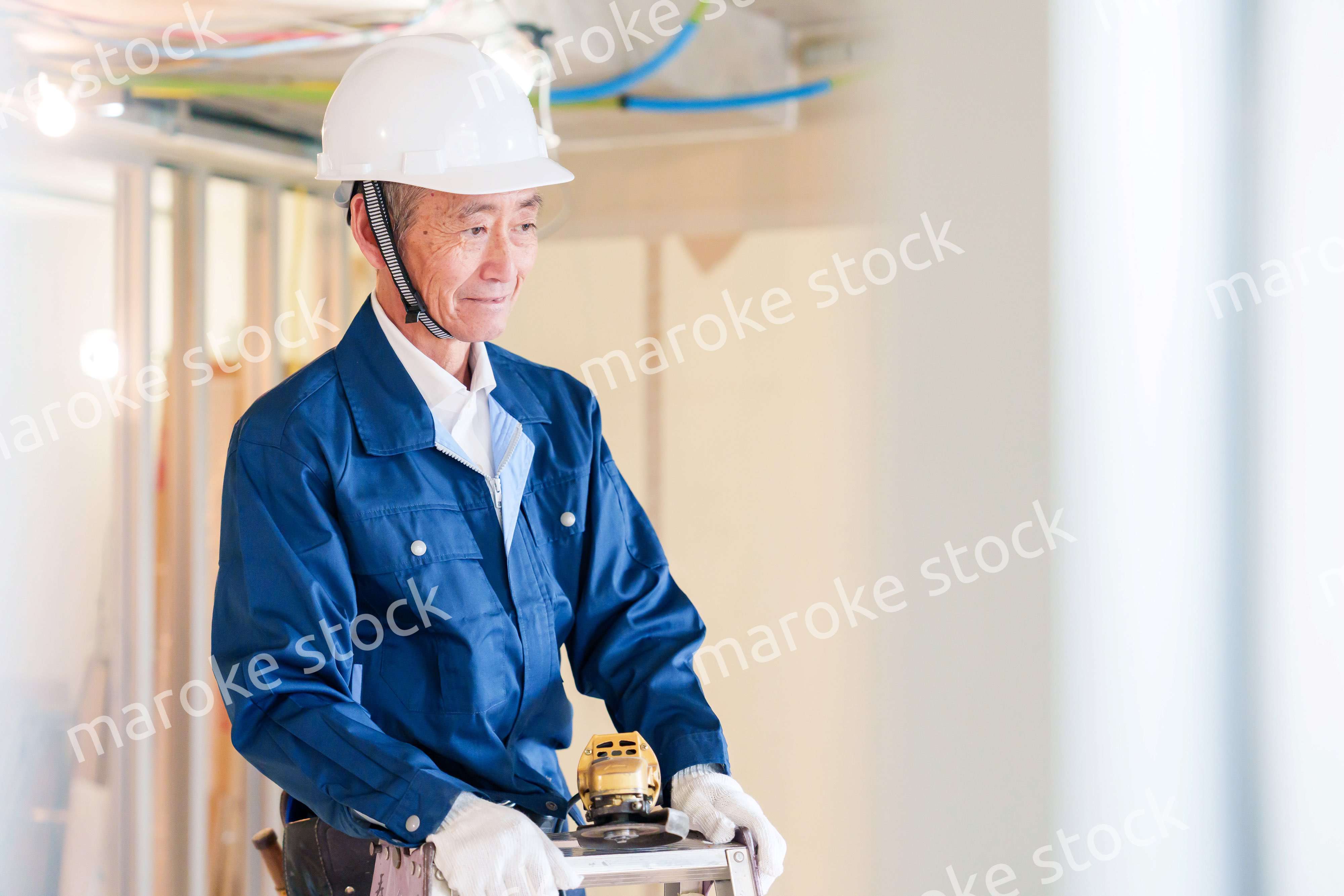 住宅の工事をする大工の男性