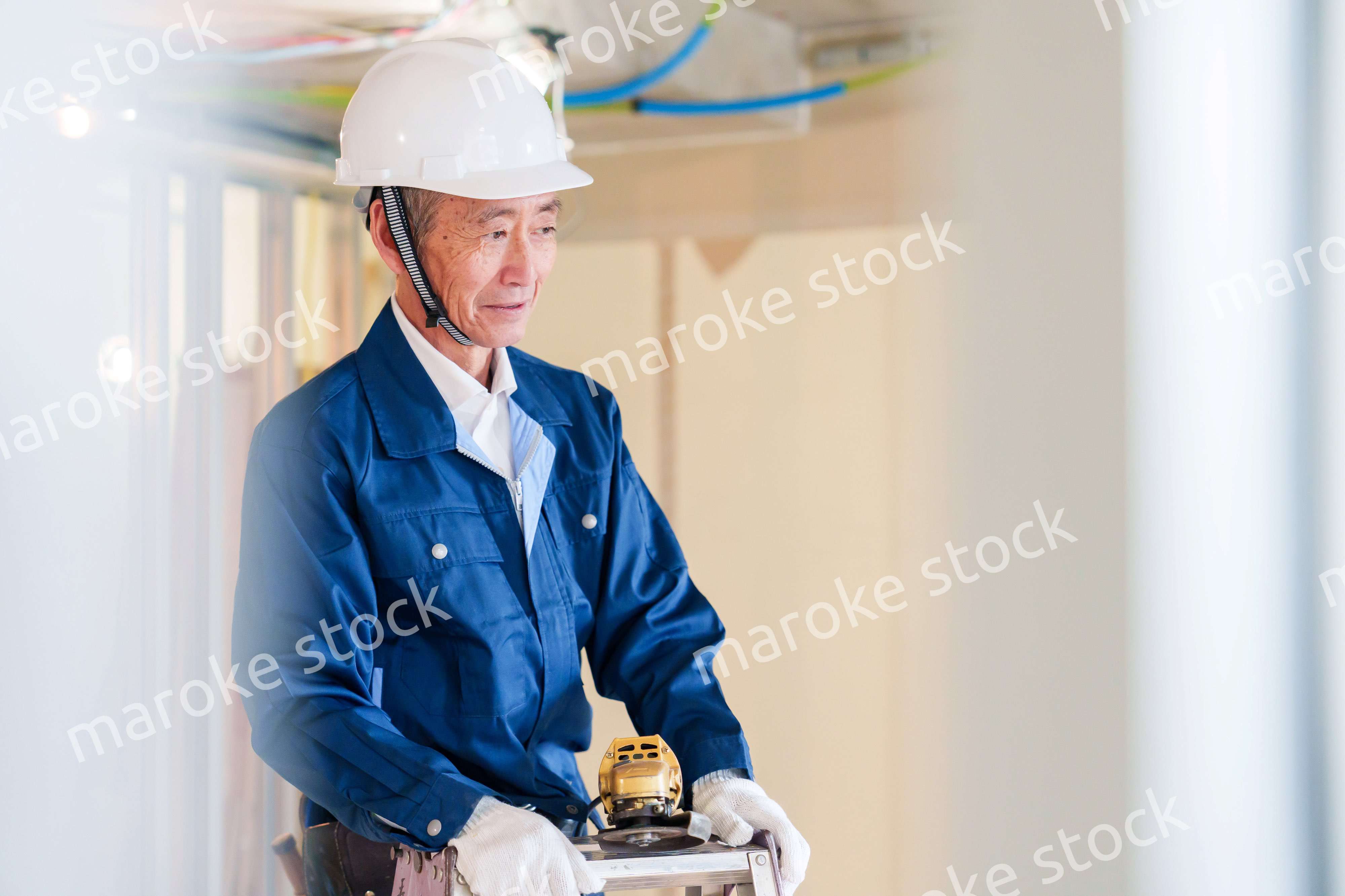 住宅の工事をする大工の男性