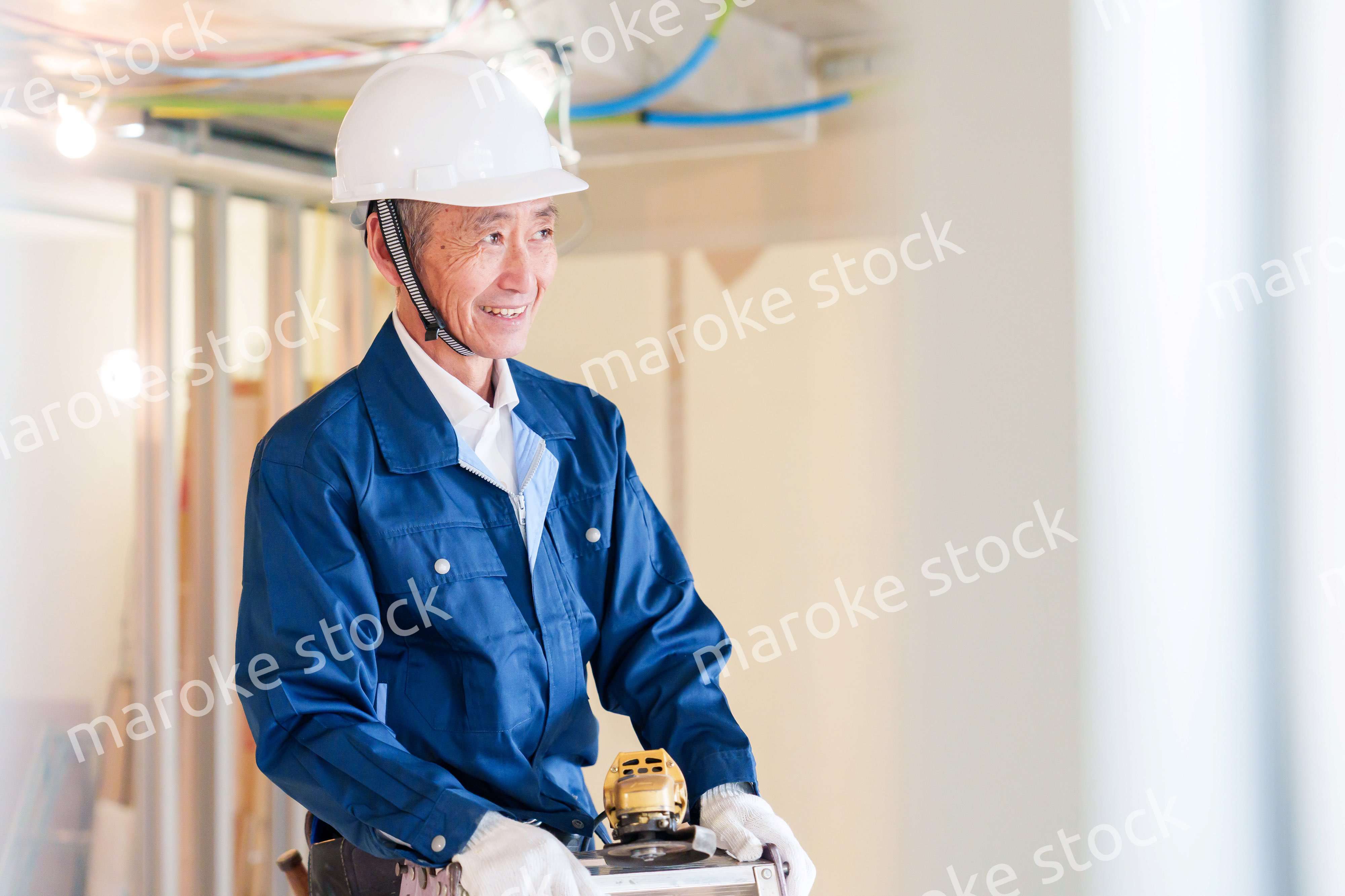 住宅の工事をする大工の男性