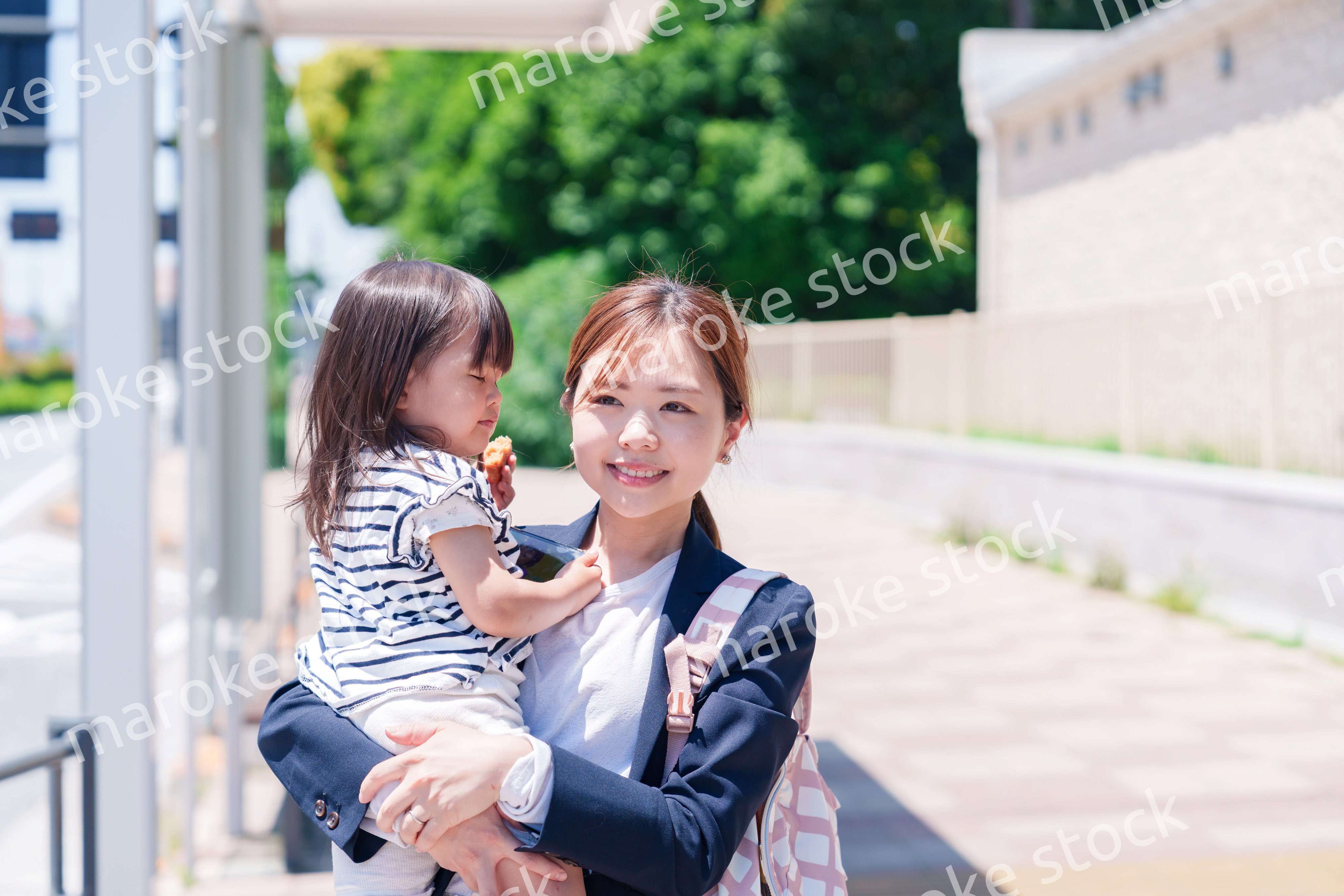 仕事前に子どもを保育園に送るワーママ