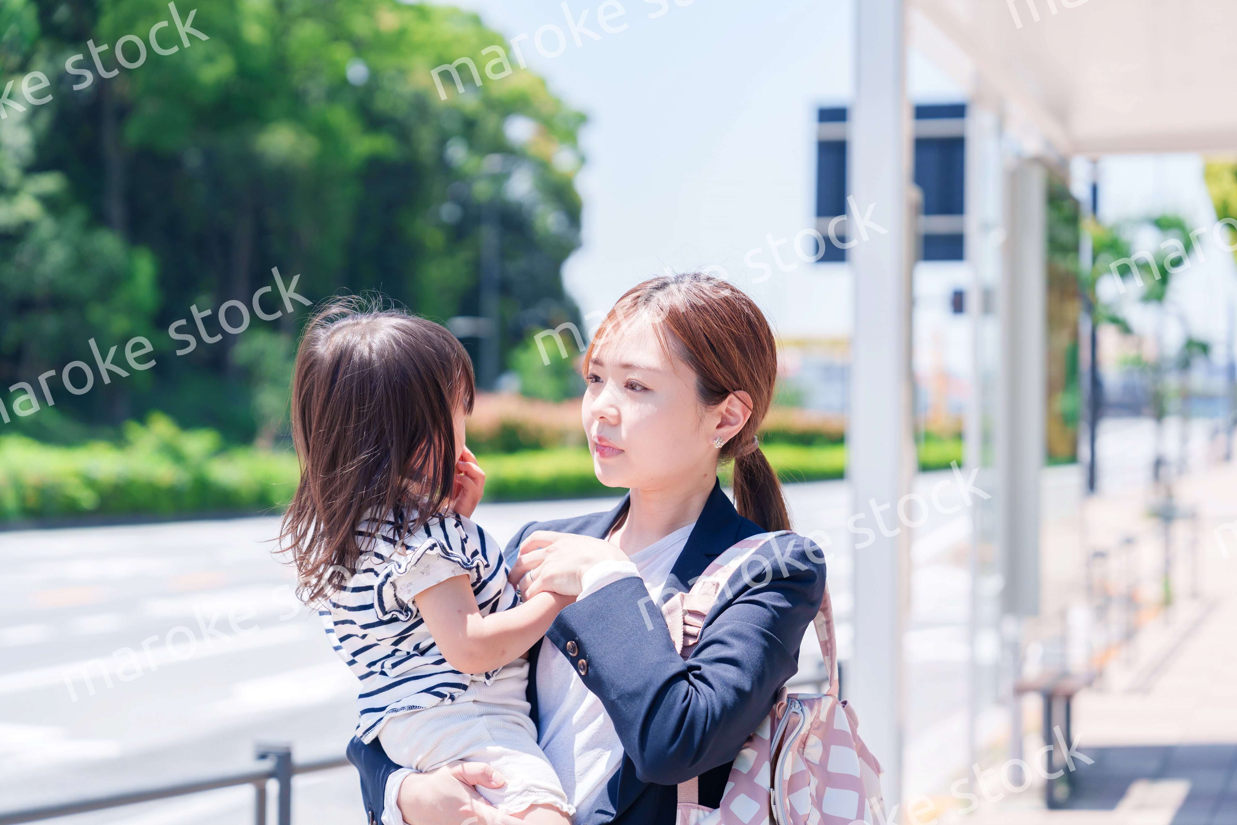 仕事前に子どもを保育園に送るワーママ