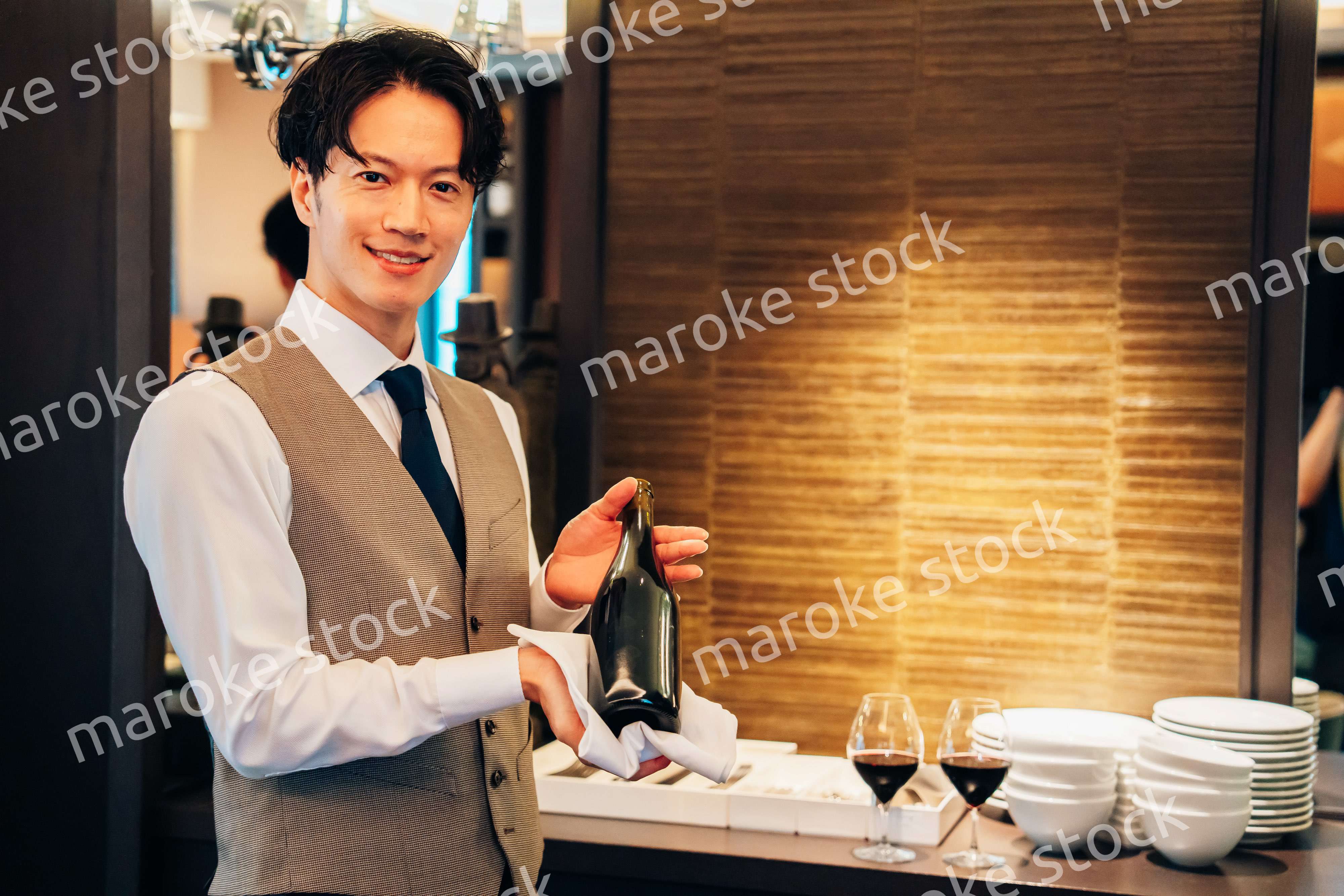 ワインのおすすめをする男性のソムリエ