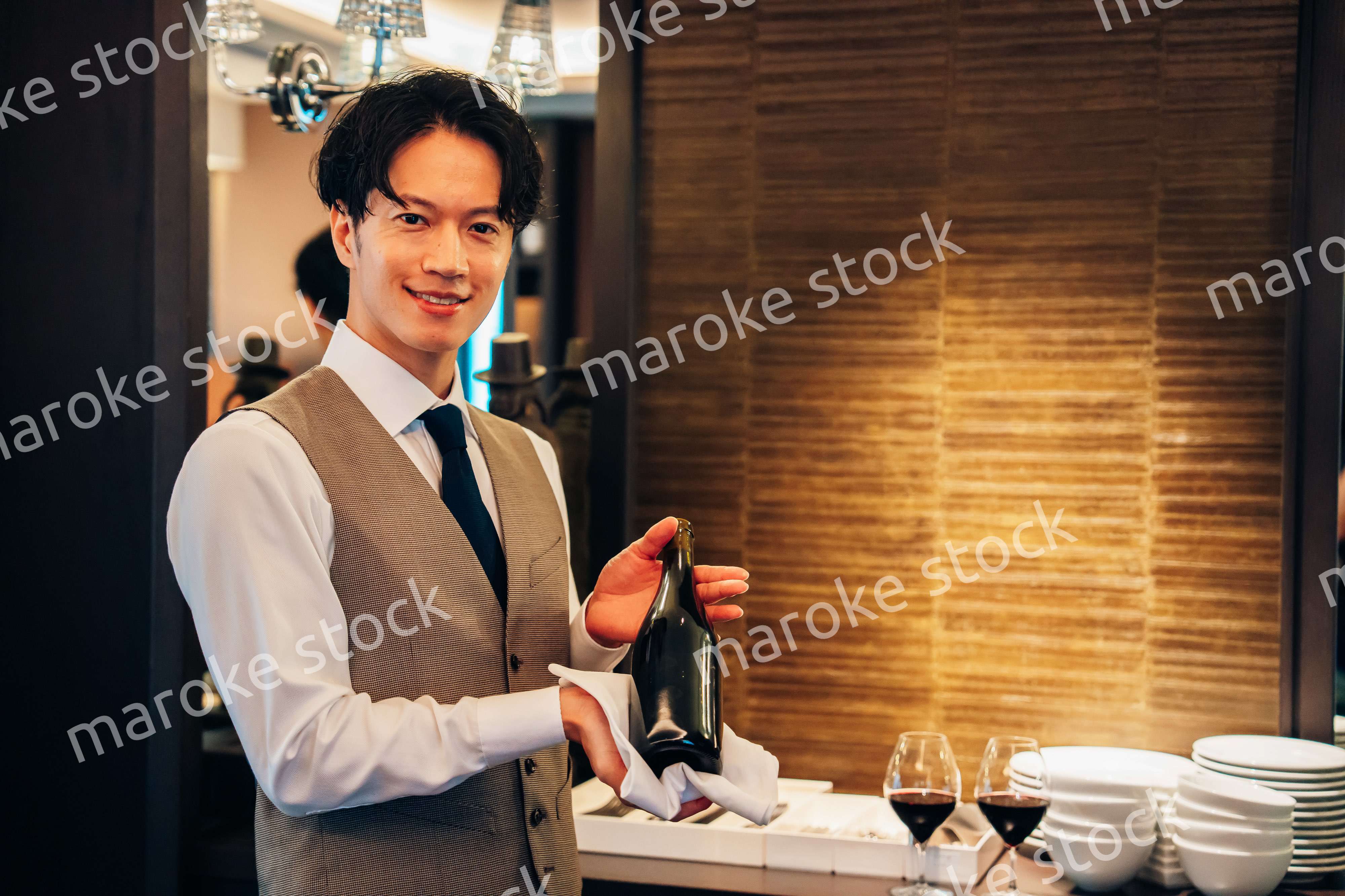 ワインのおすすめをする男性のソムリエ