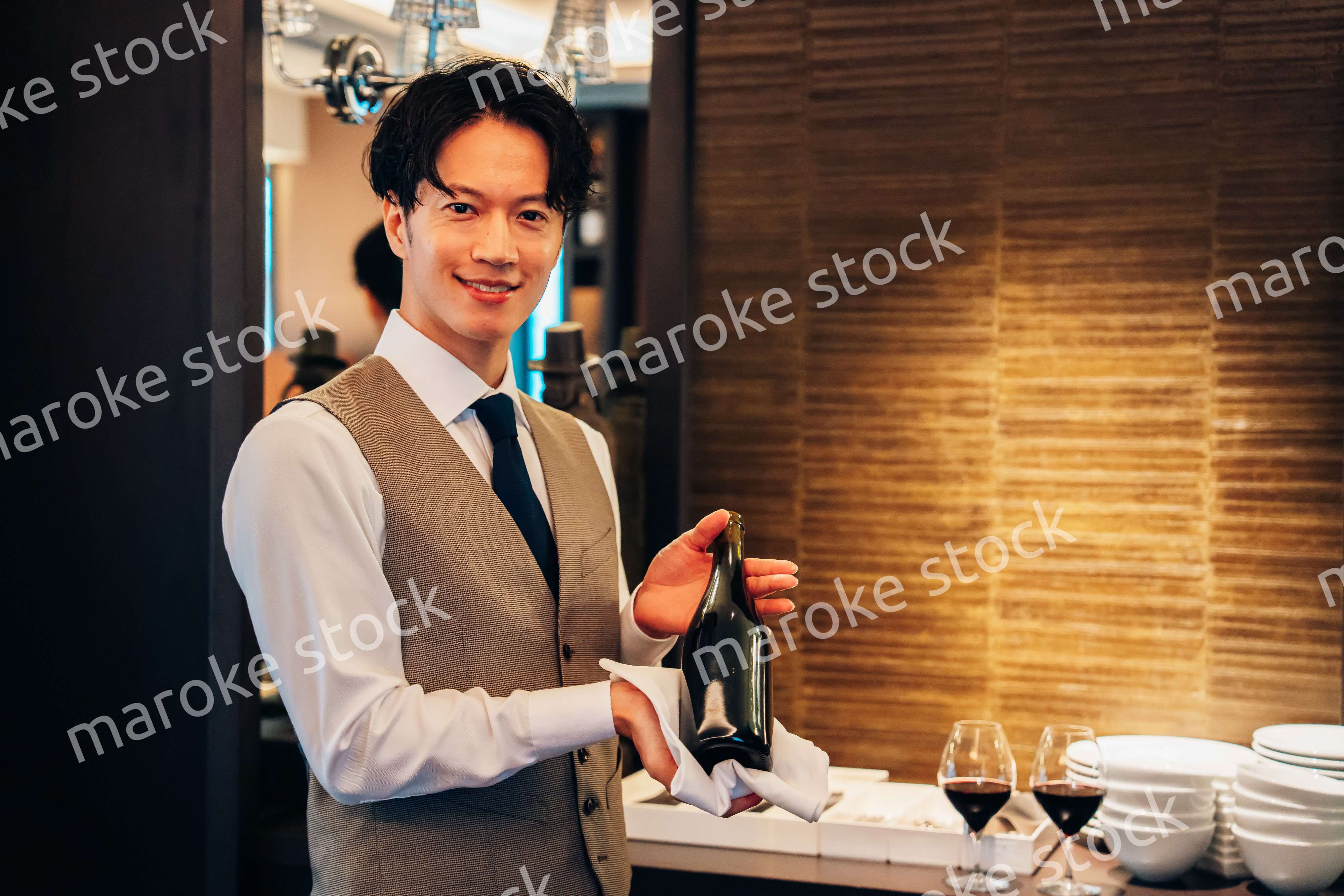 ワインのおすすめをする男性のソムリエ