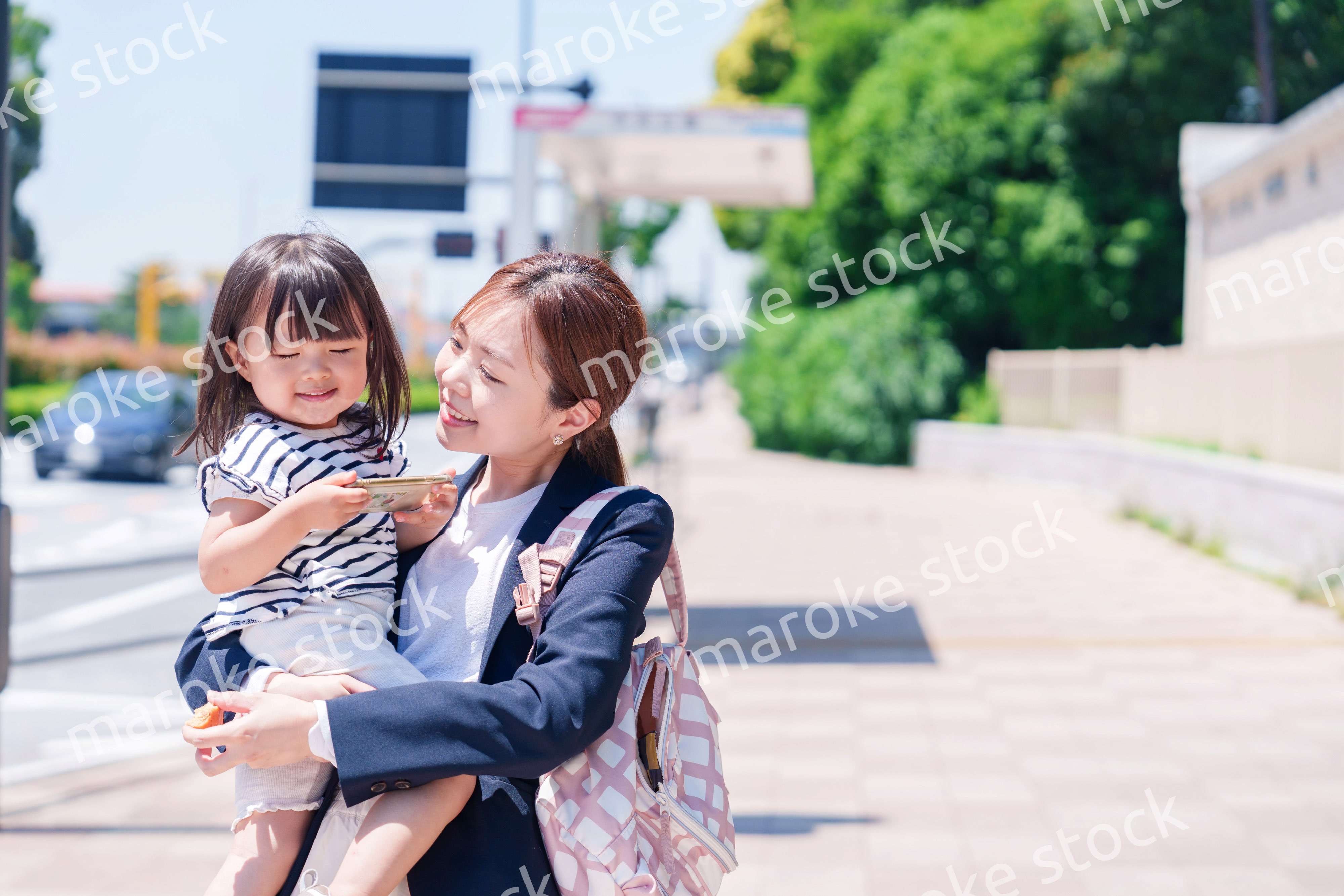 仕事前に子どもを保育園に送るワーママ