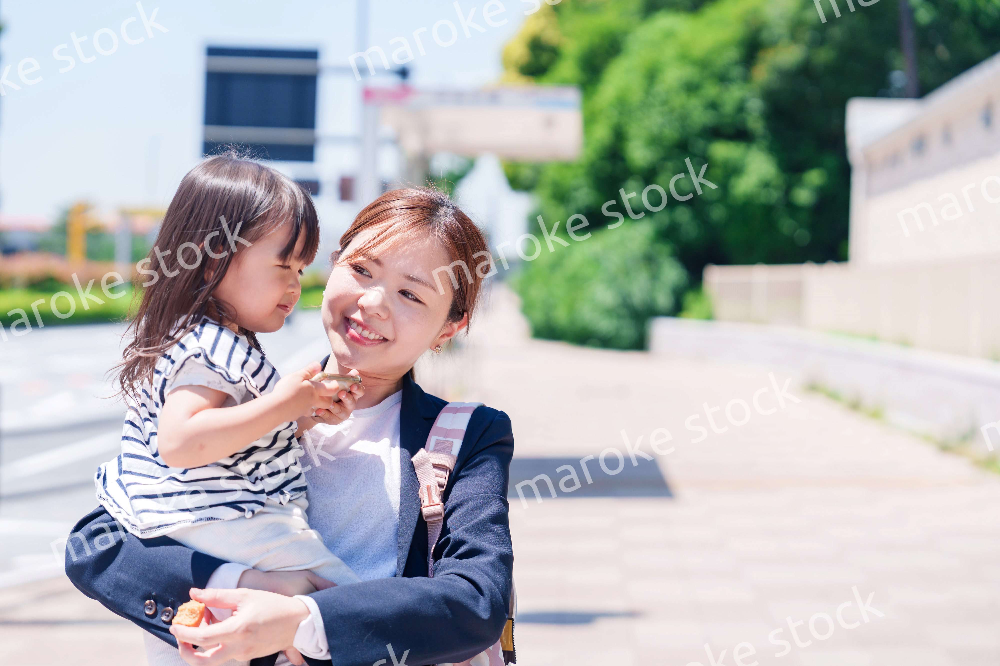 仕事前に子どもを保育園に送るワーママ