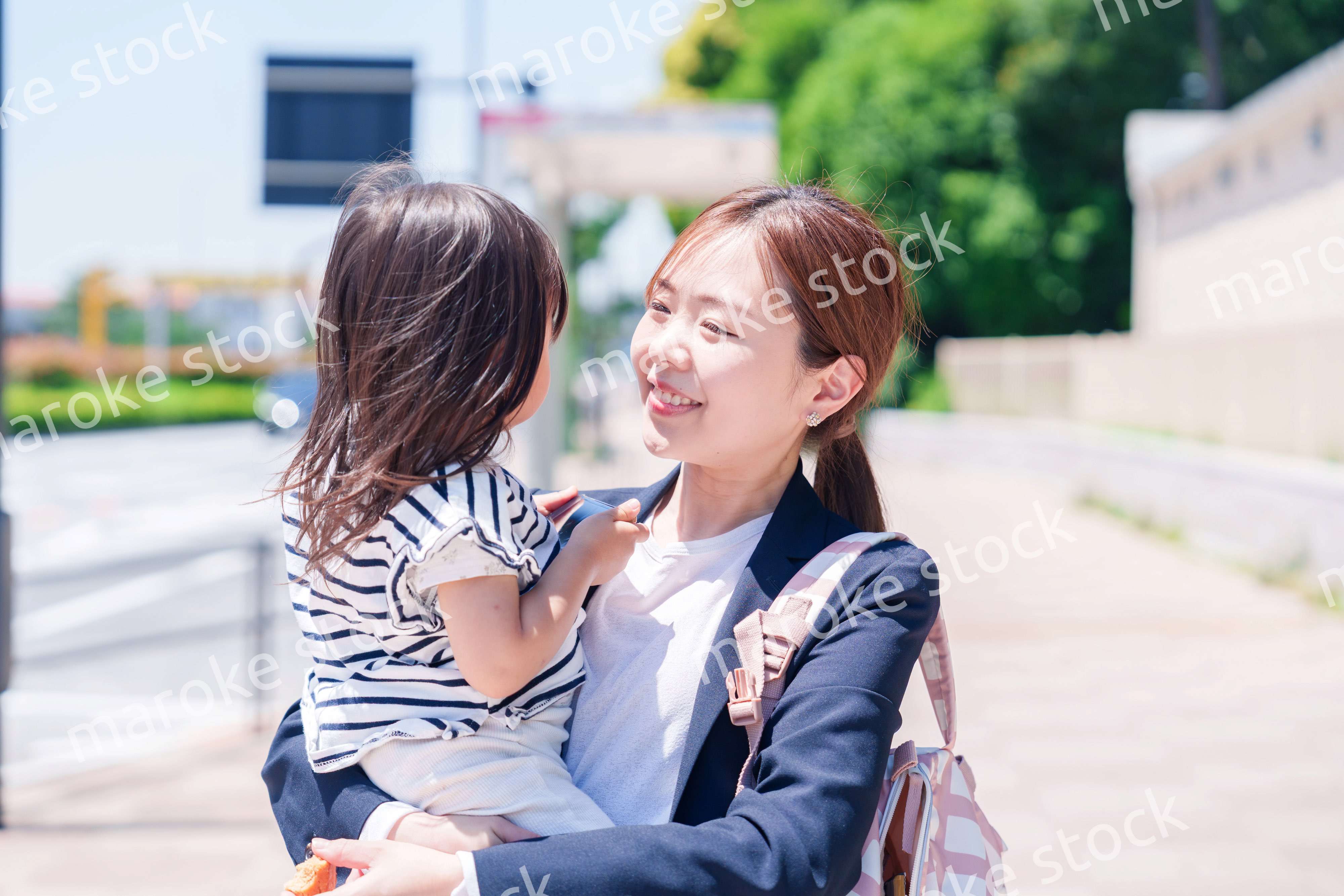 仕事前に子どもを保育園に送るワーママ