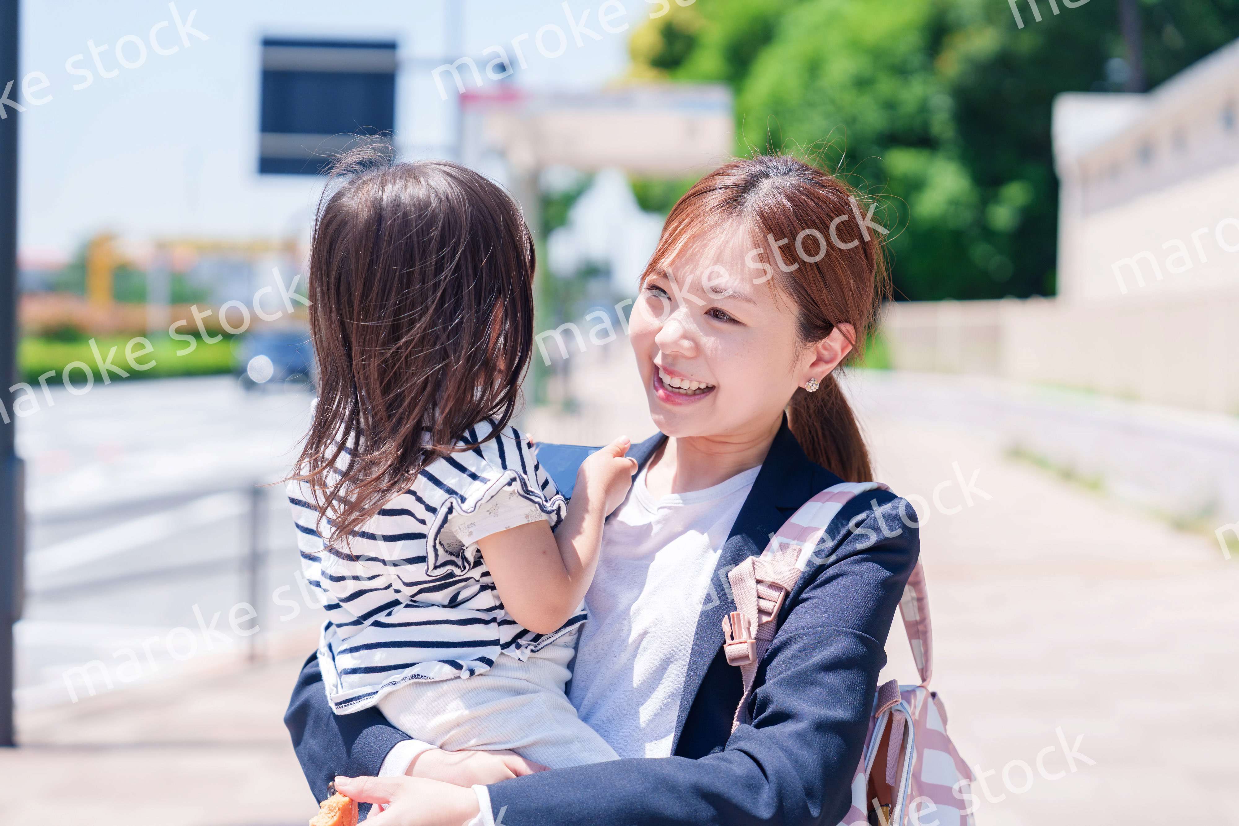 仕事前に子どもを保育園に送るワーママ