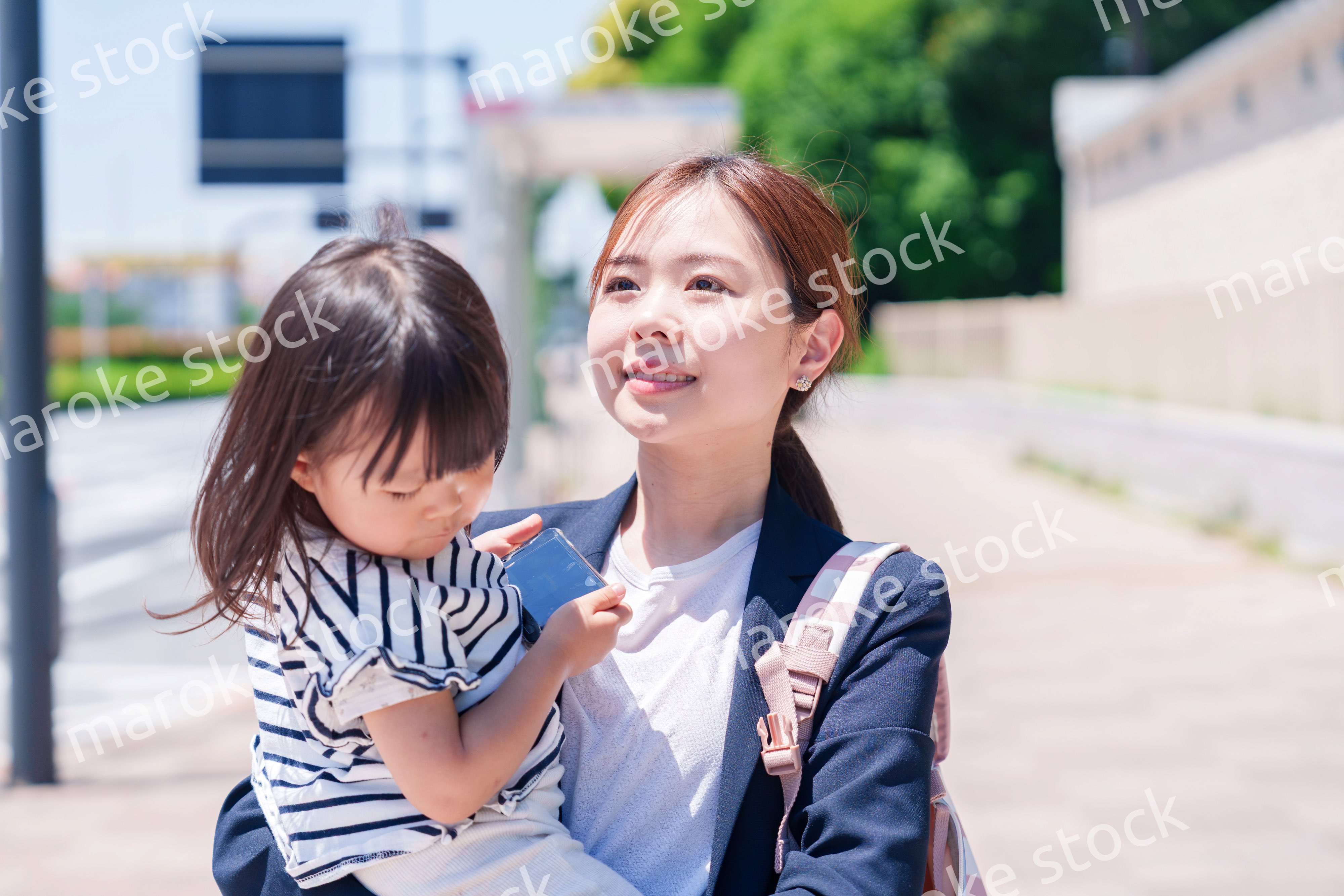 仕事前に子どもを保育園に送るワーママ