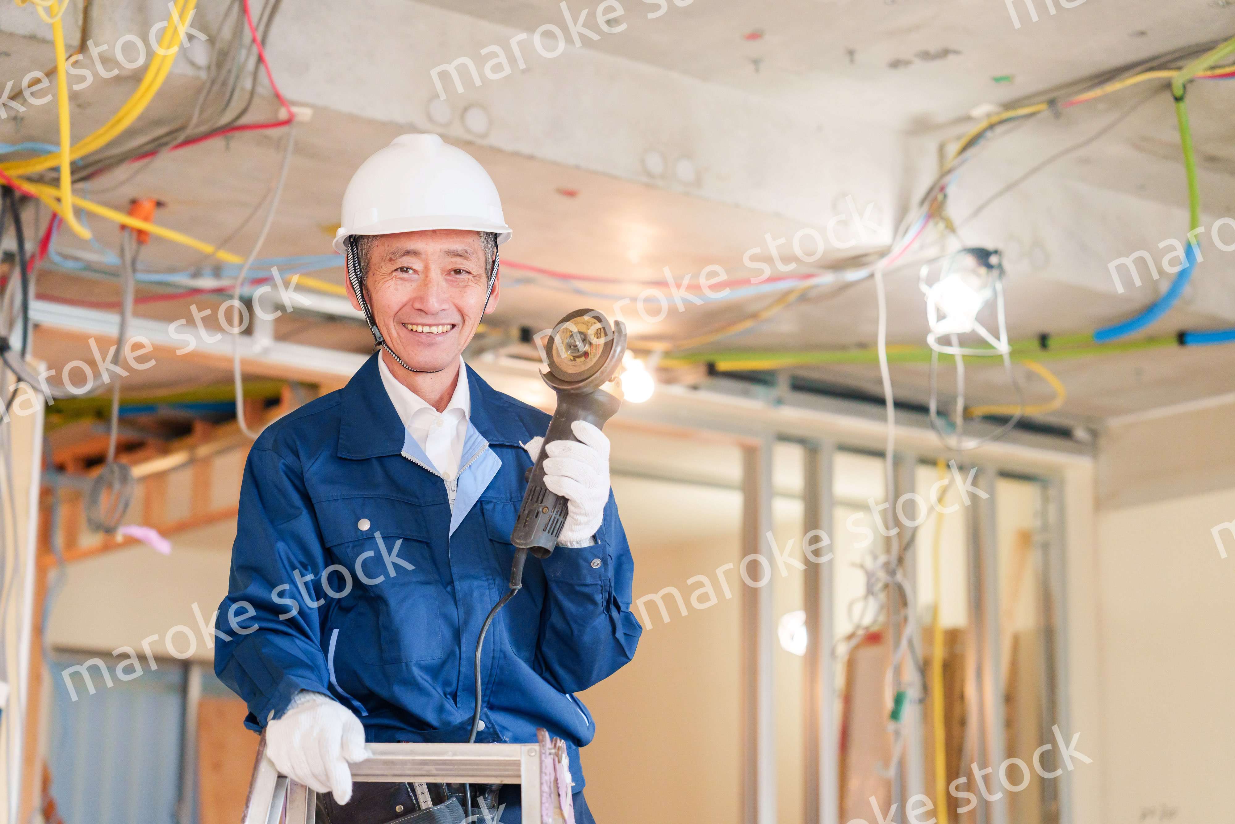 住宅の工事をする大工の男性