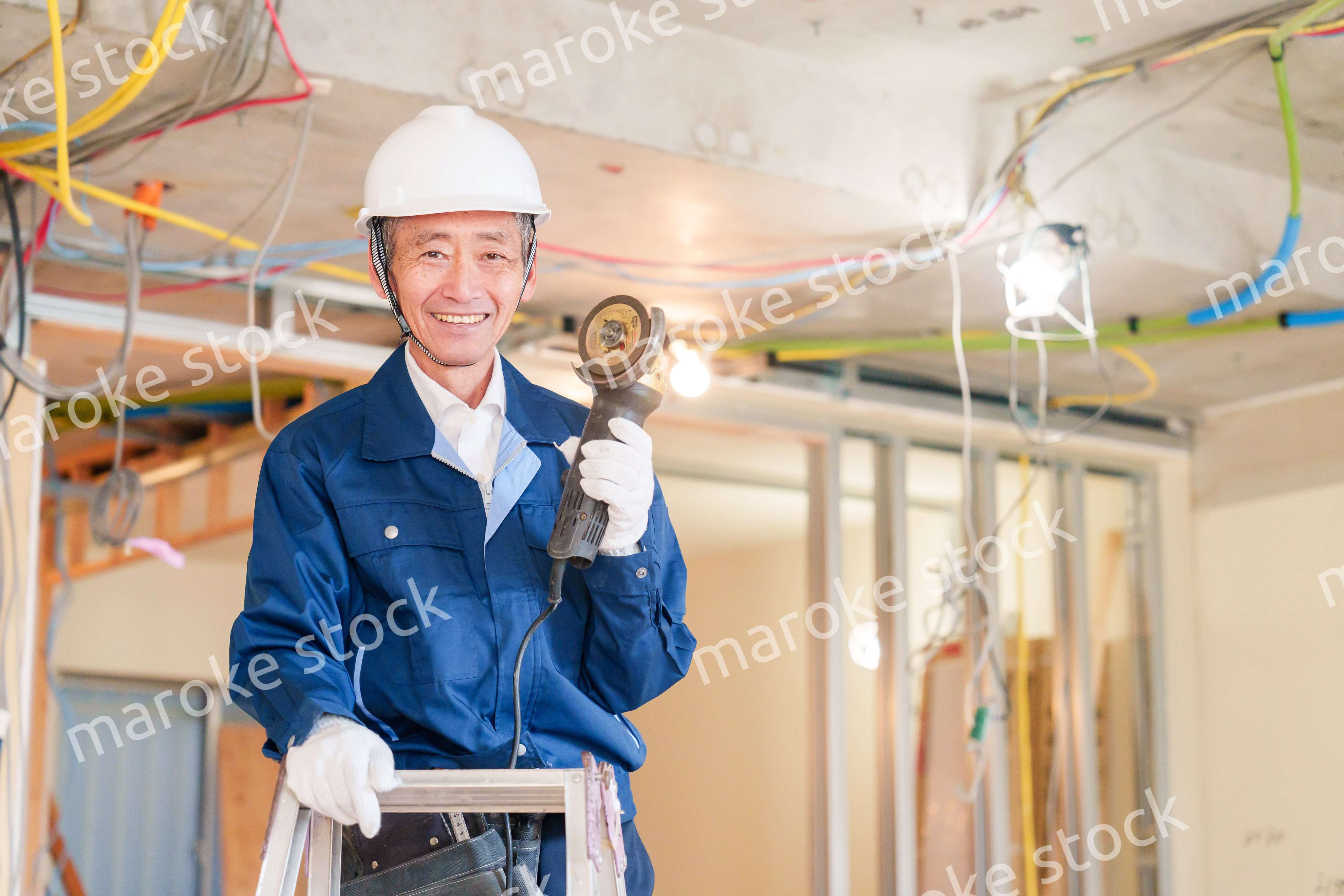 住宅の工事をする大工の男性