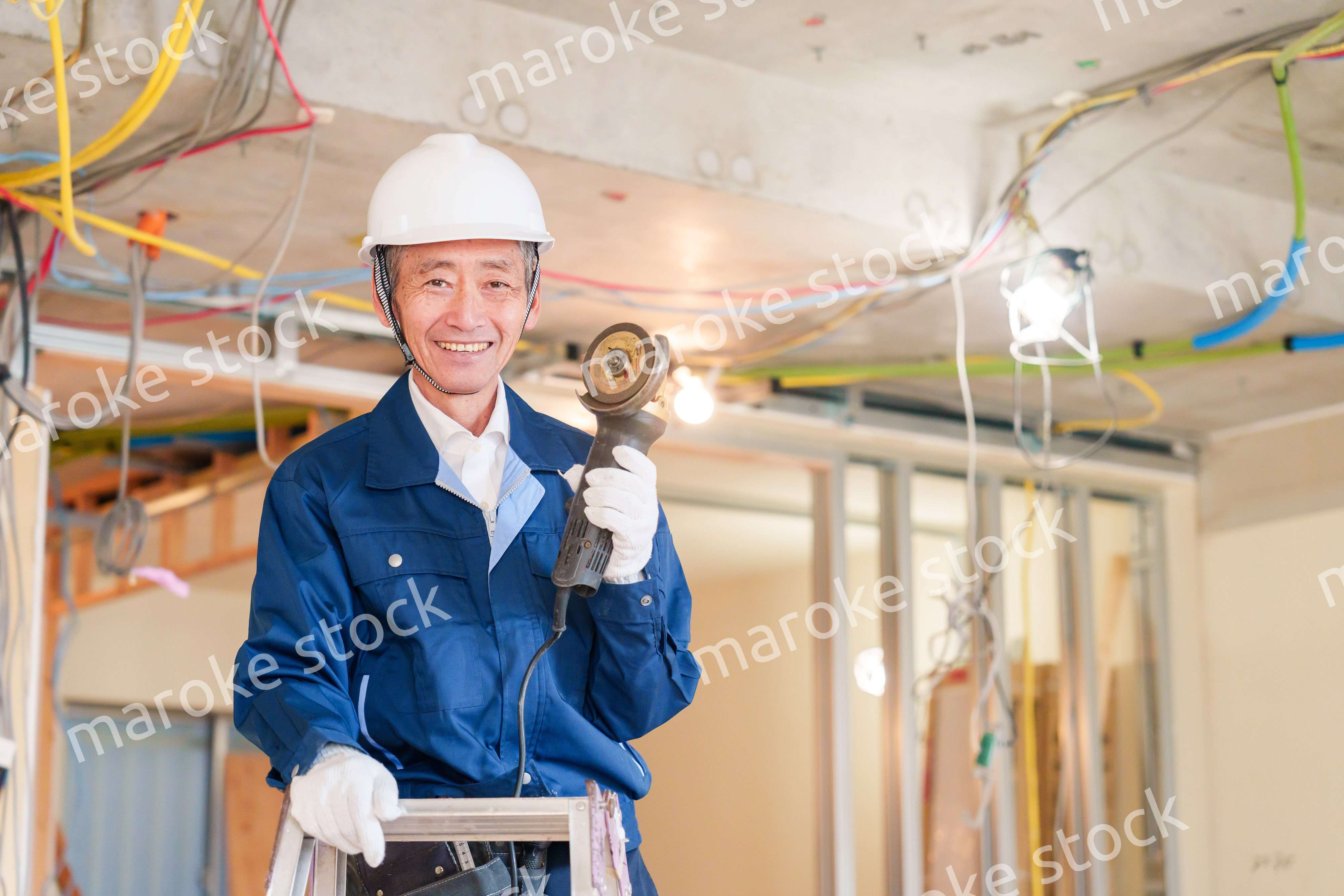 住宅の工事をする大工の男性