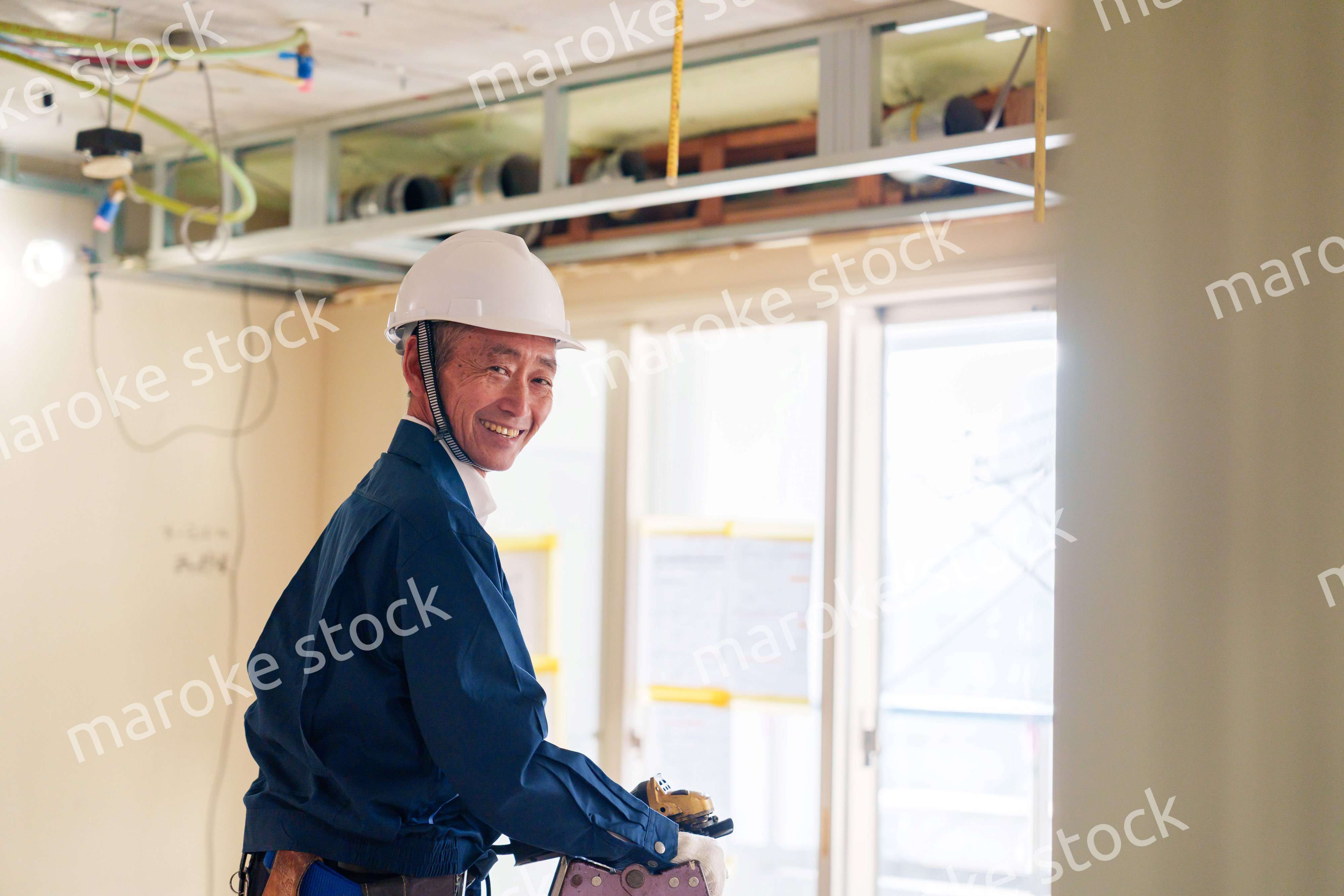 住宅の工事をする大工の男性
