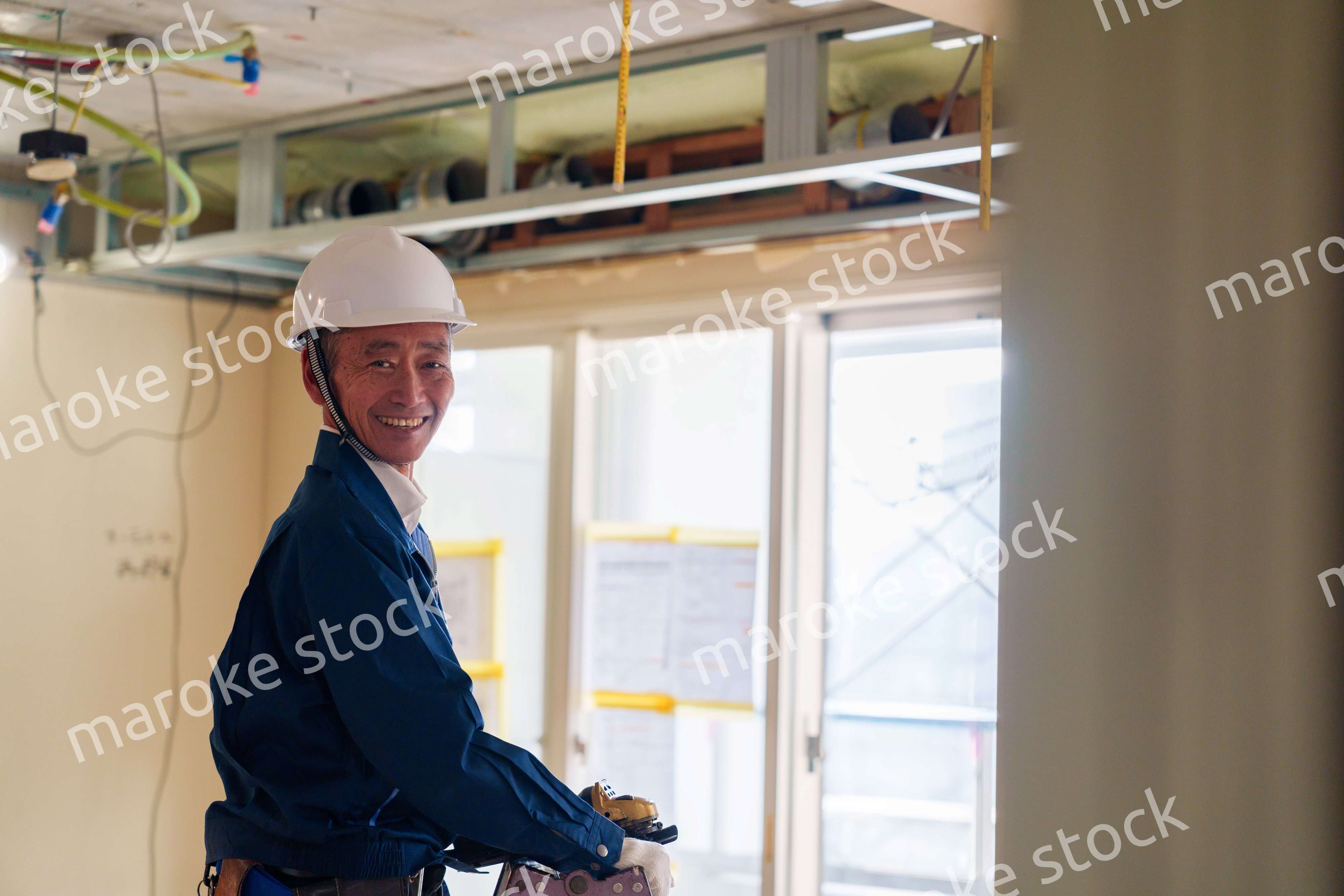 住宅の工事をする大工の男性