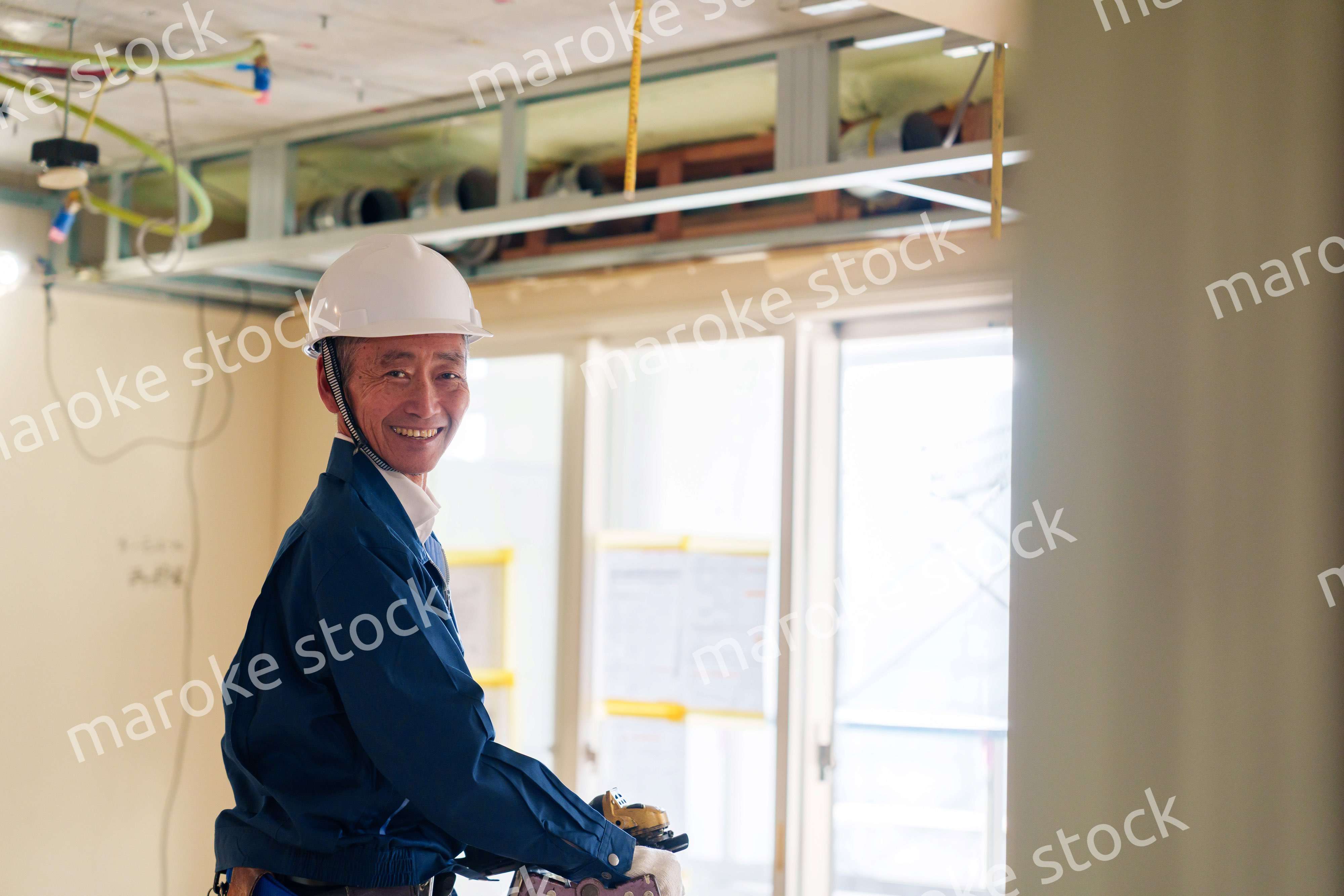 住宅の工事をする大工の男性