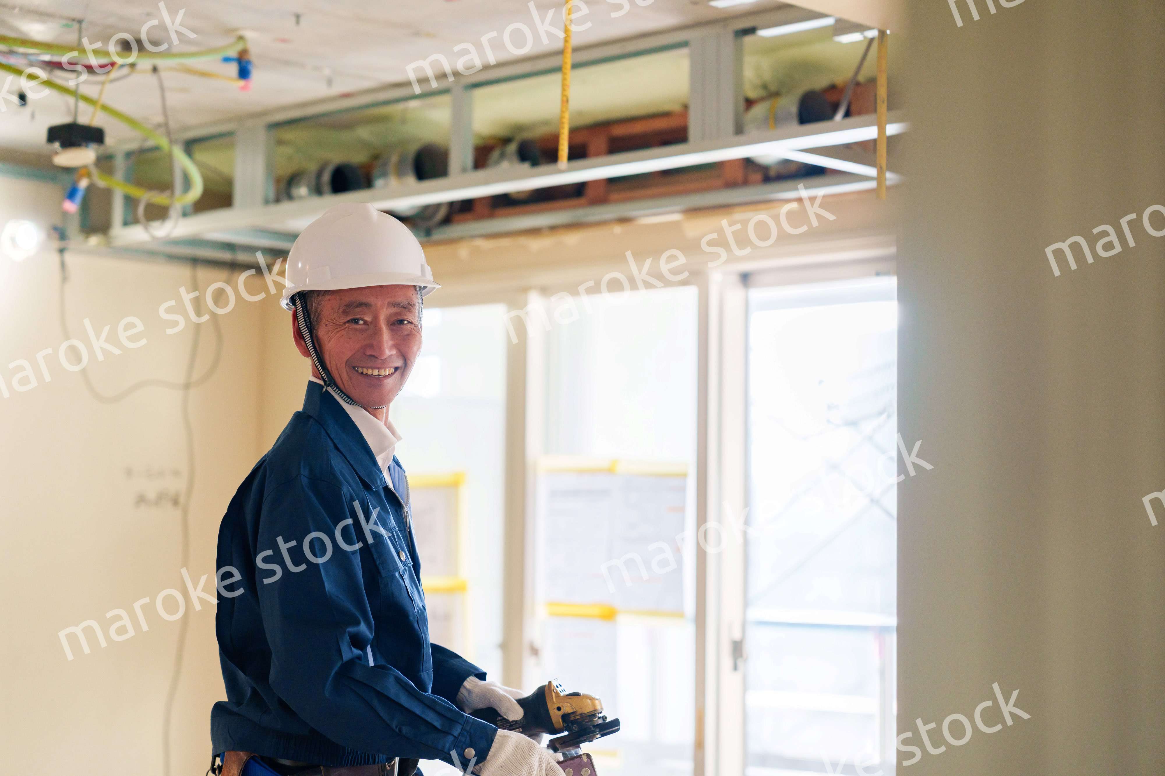 住宅の工事をする大工の男性