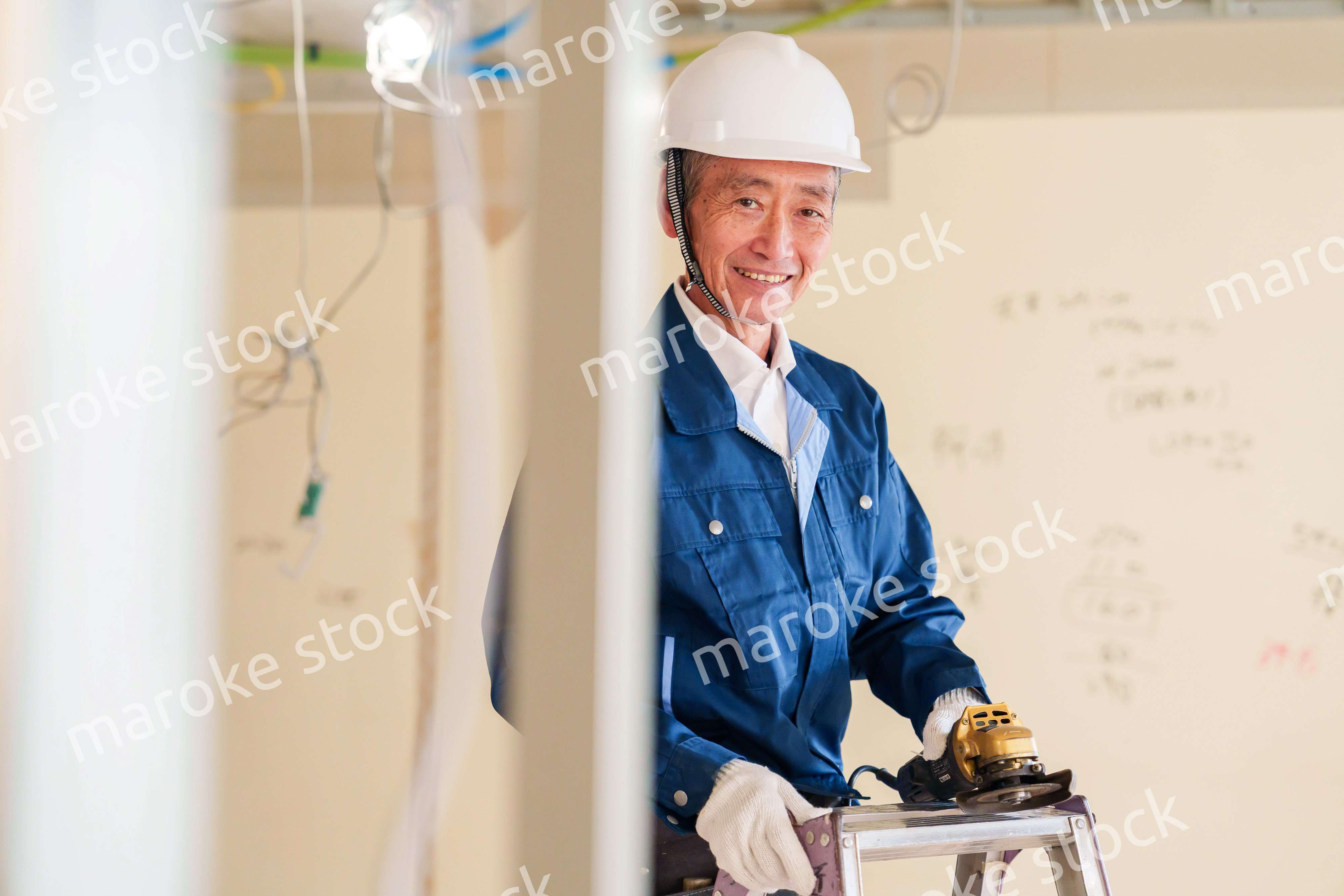住宅の工事をする大工の男性