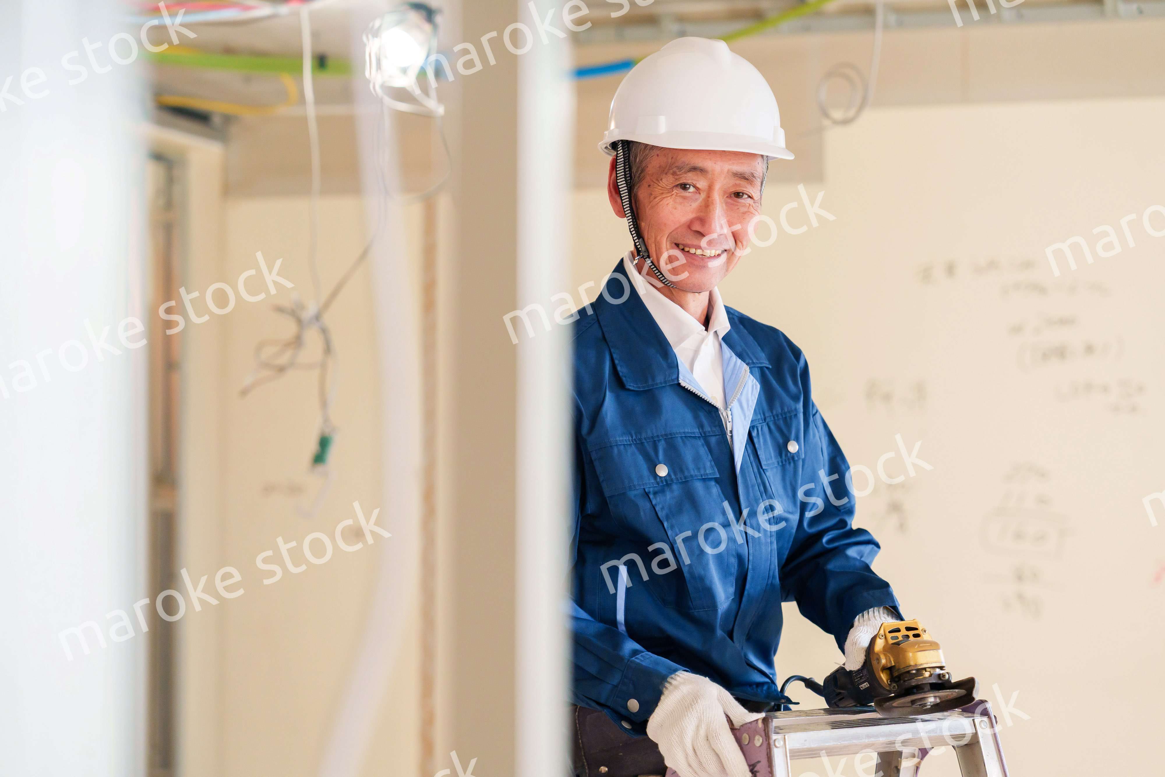 住宅の工事をする大工の男性