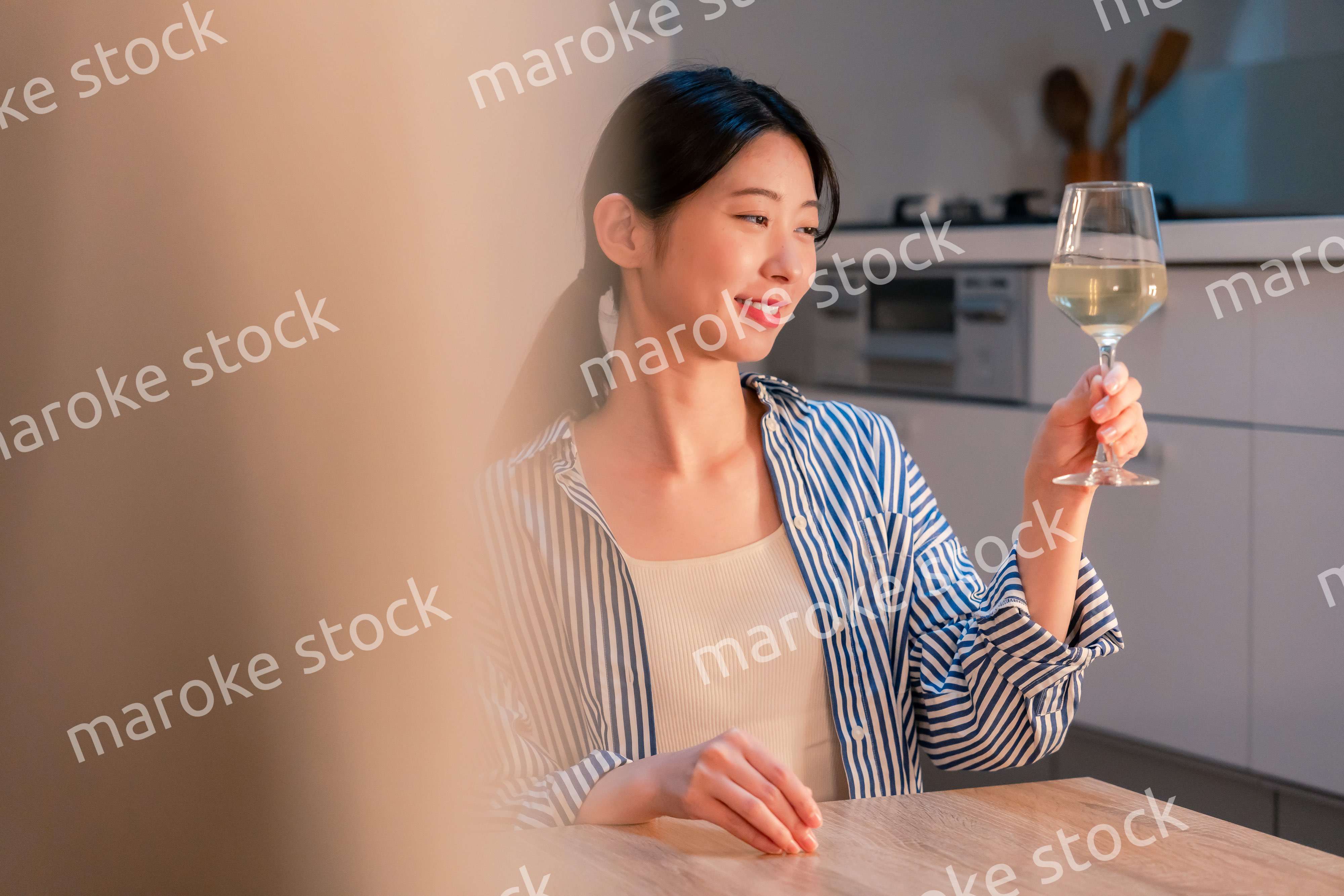 家でワインを楽しむ一人暮らしの女性