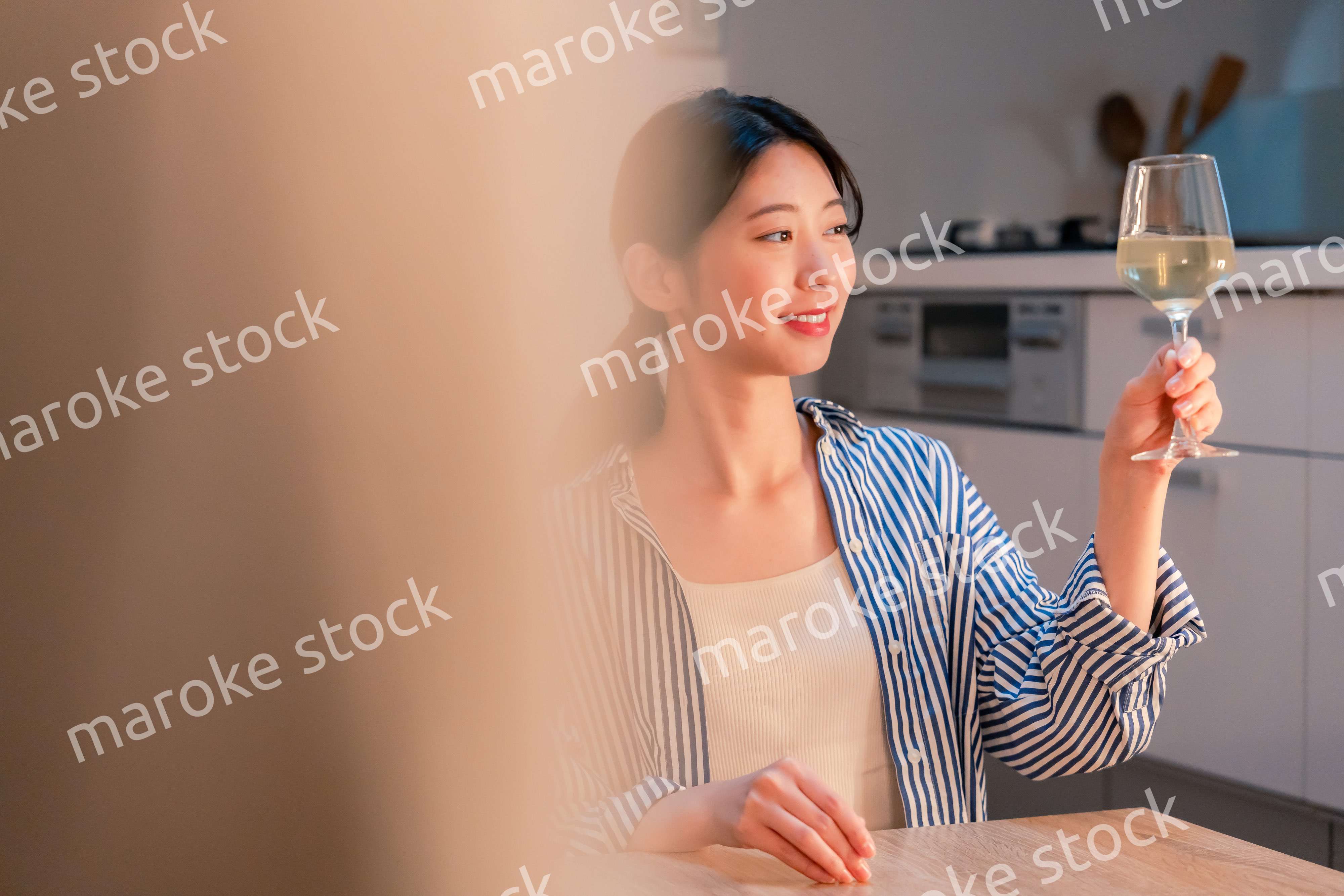 家でワインを楽しむ一人暮らしの女性