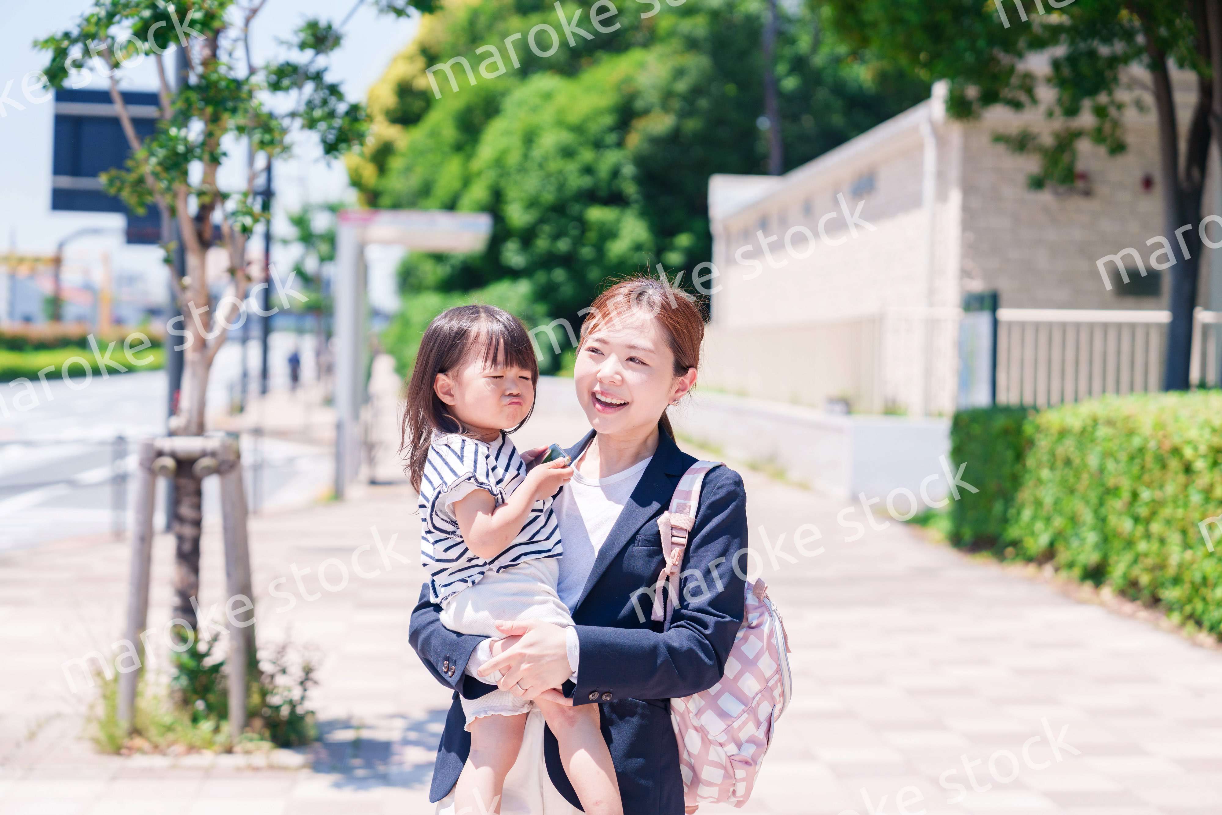 仕事前に子どもを保育園に送るワーママ