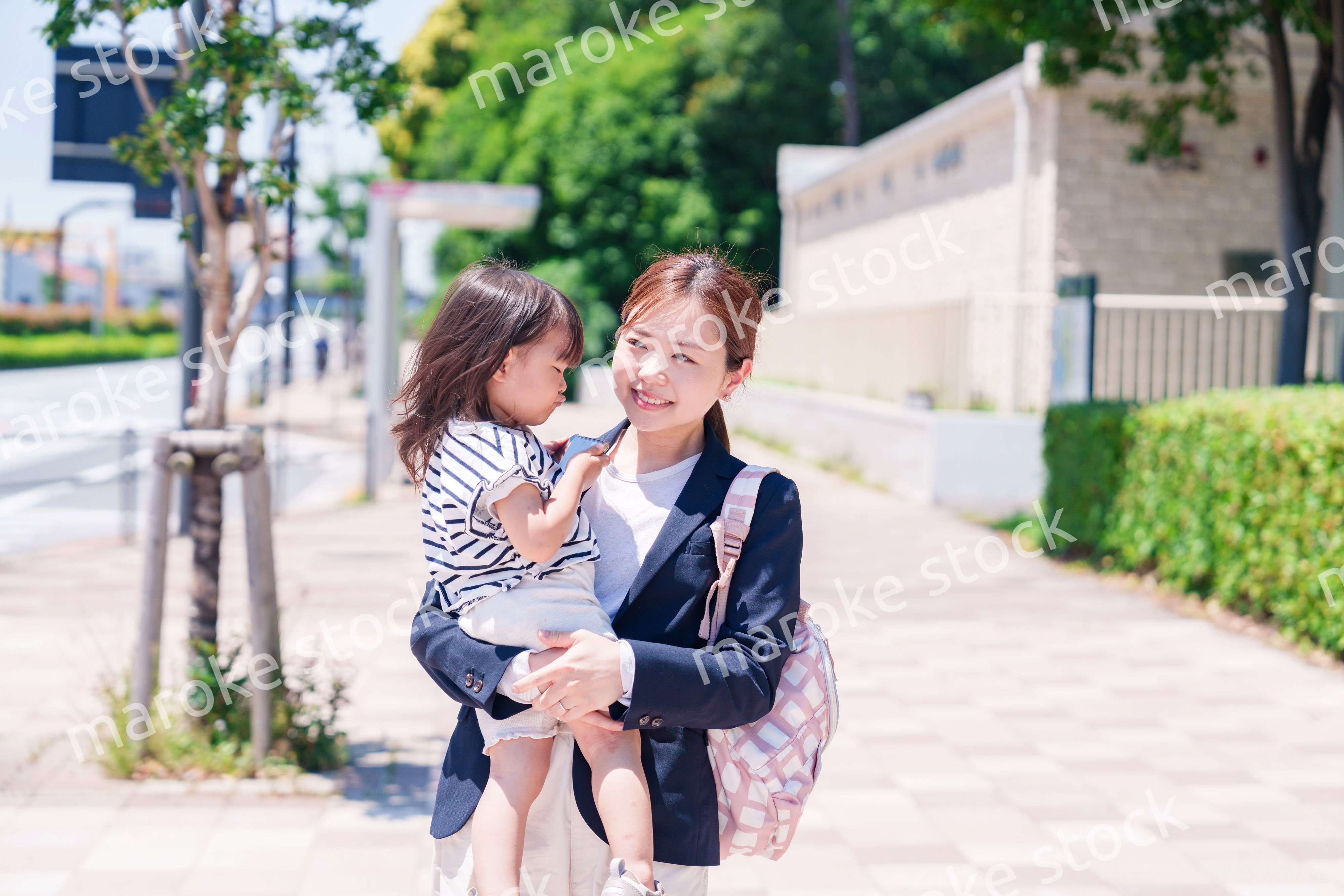 仕事前に子どもを保育園に送るワーママ