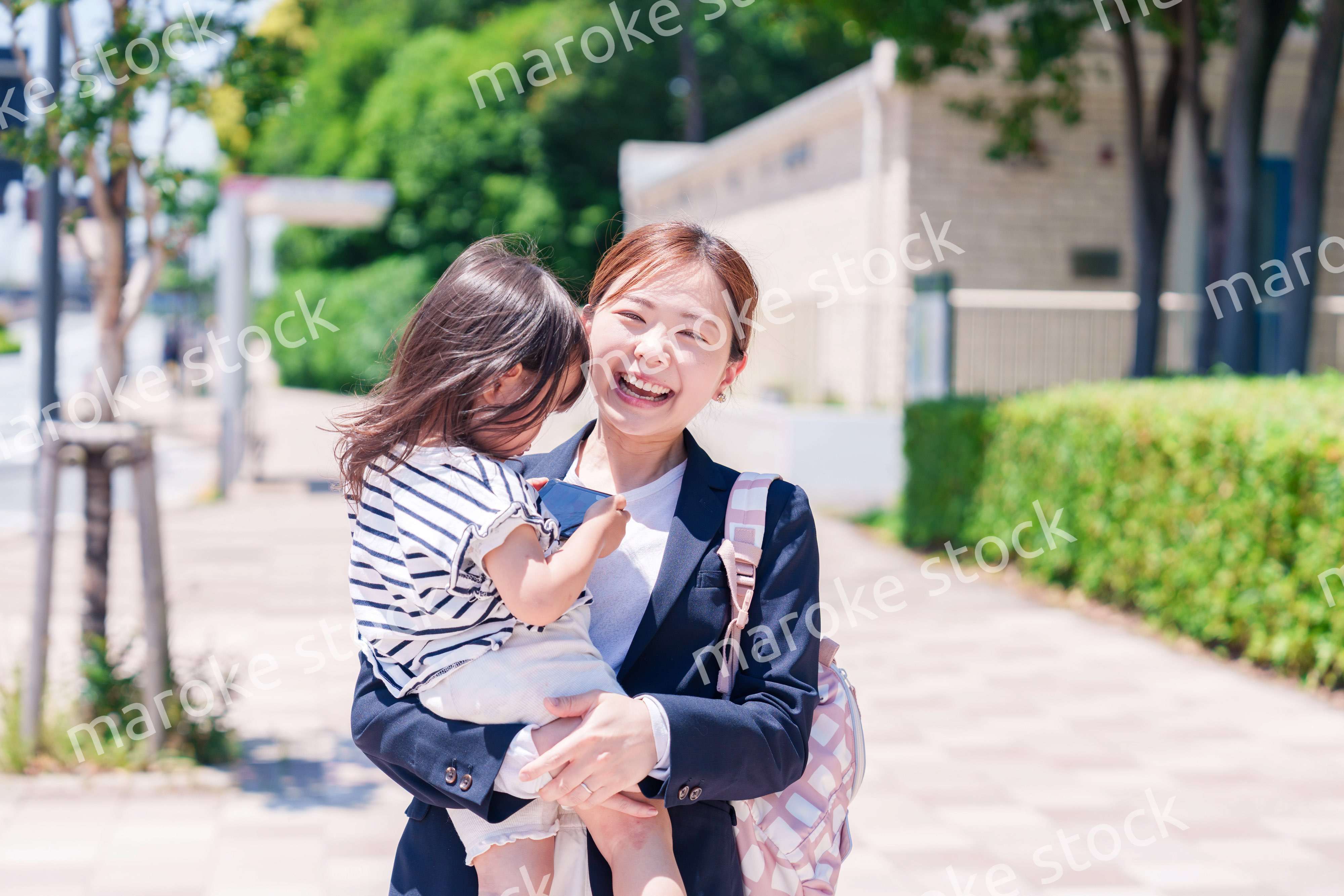 仕事前に子どもを保育園に送るワーママ