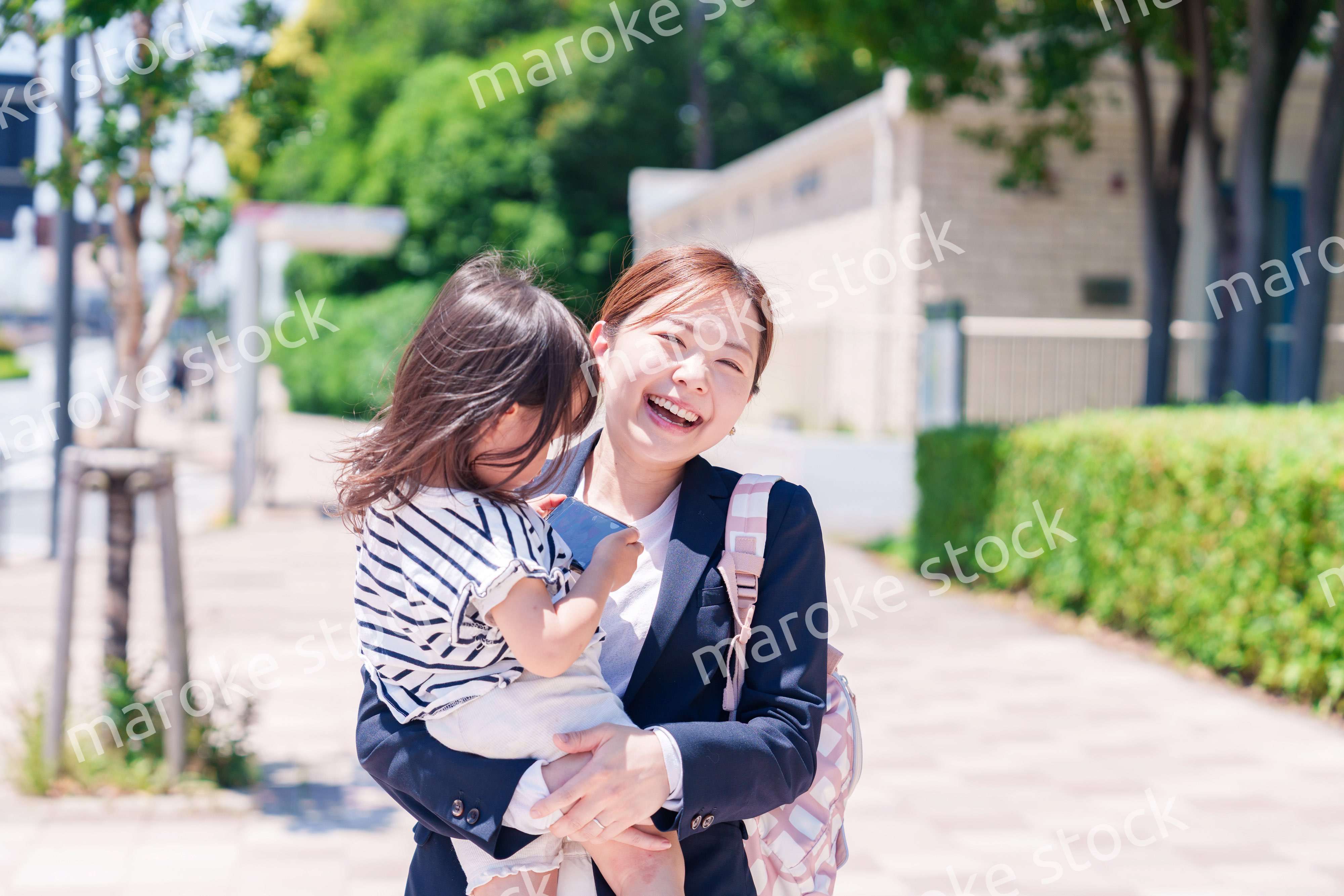 仕事前に子どもを保育園に送るワーママ