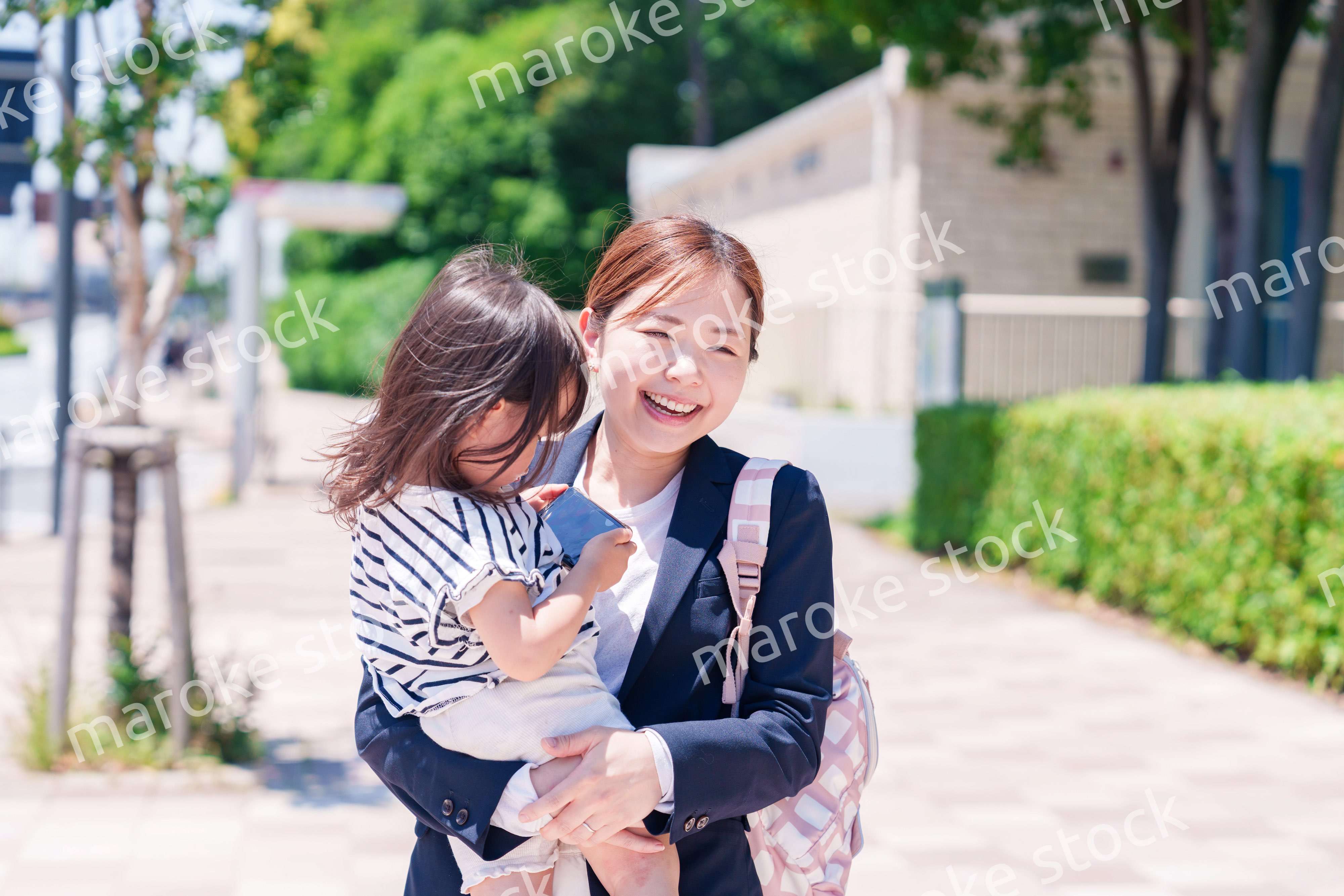 仕事前に子どもを保育園に送るワーママ