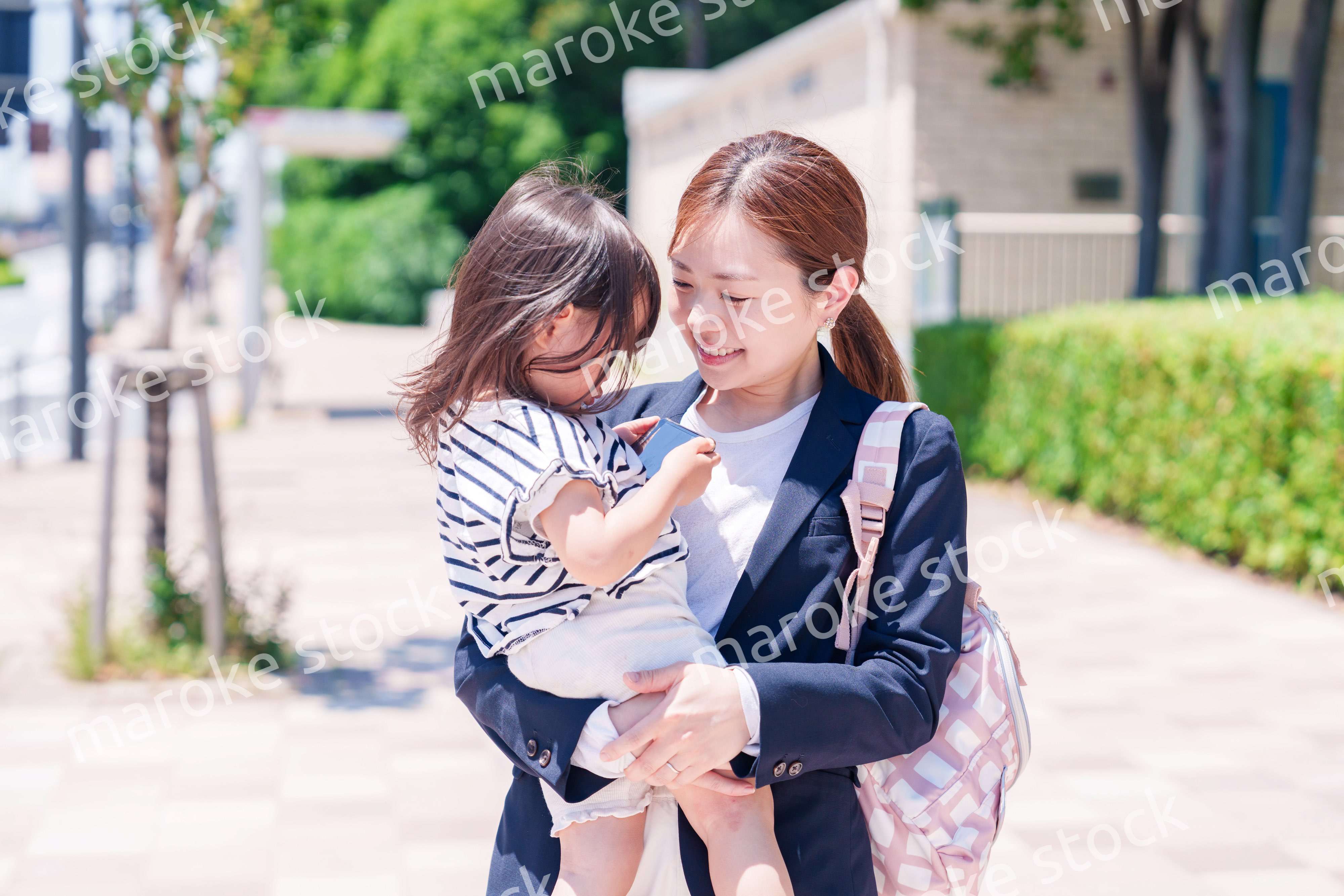 仕事前に子どもを保育園に送るワーママ