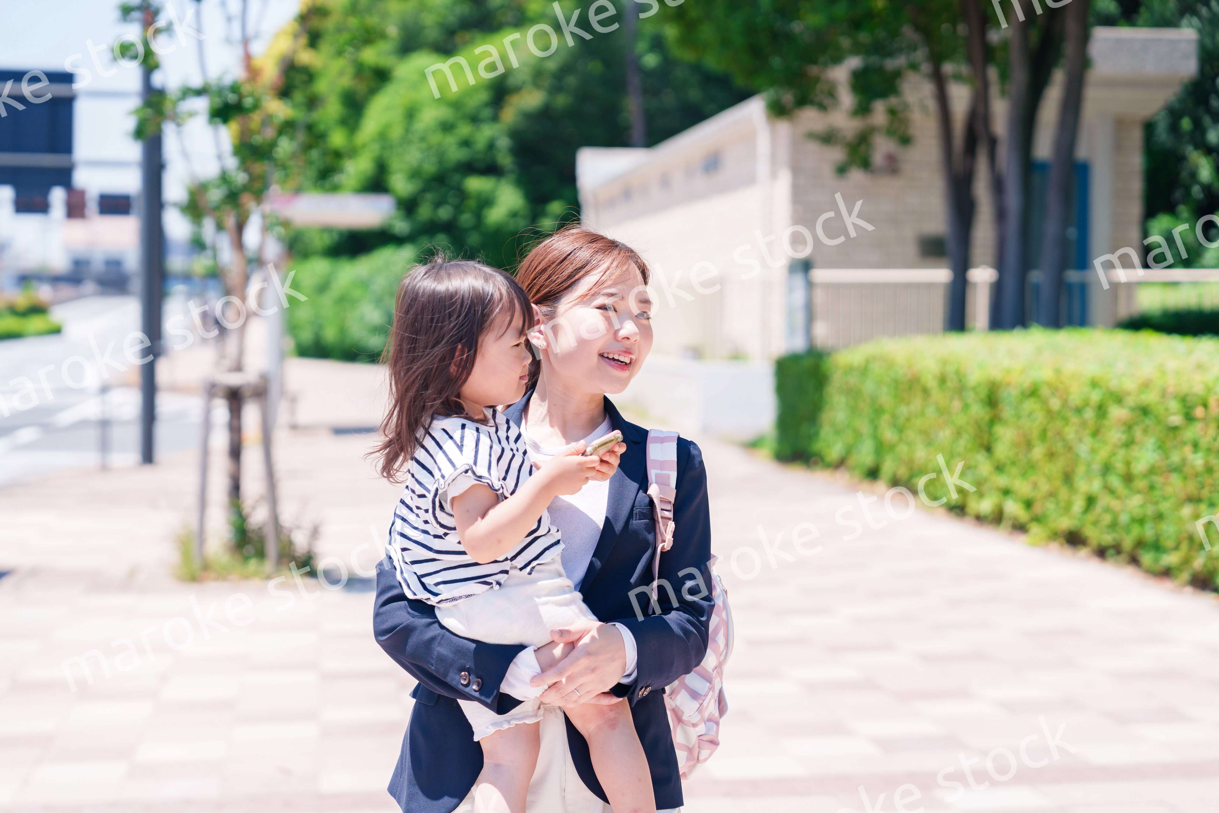 仕事前に子どもを保育園に送るワーママ