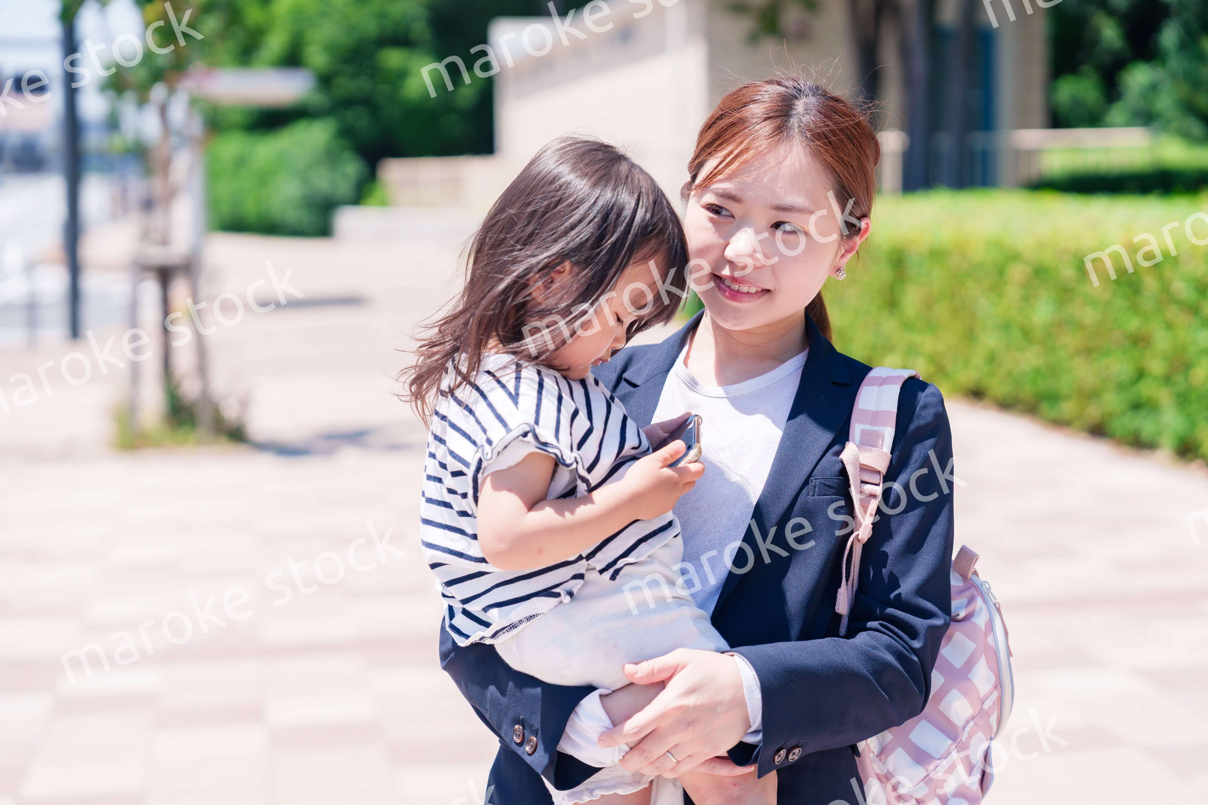 仕事前に子どもを保育園に送るワーママ