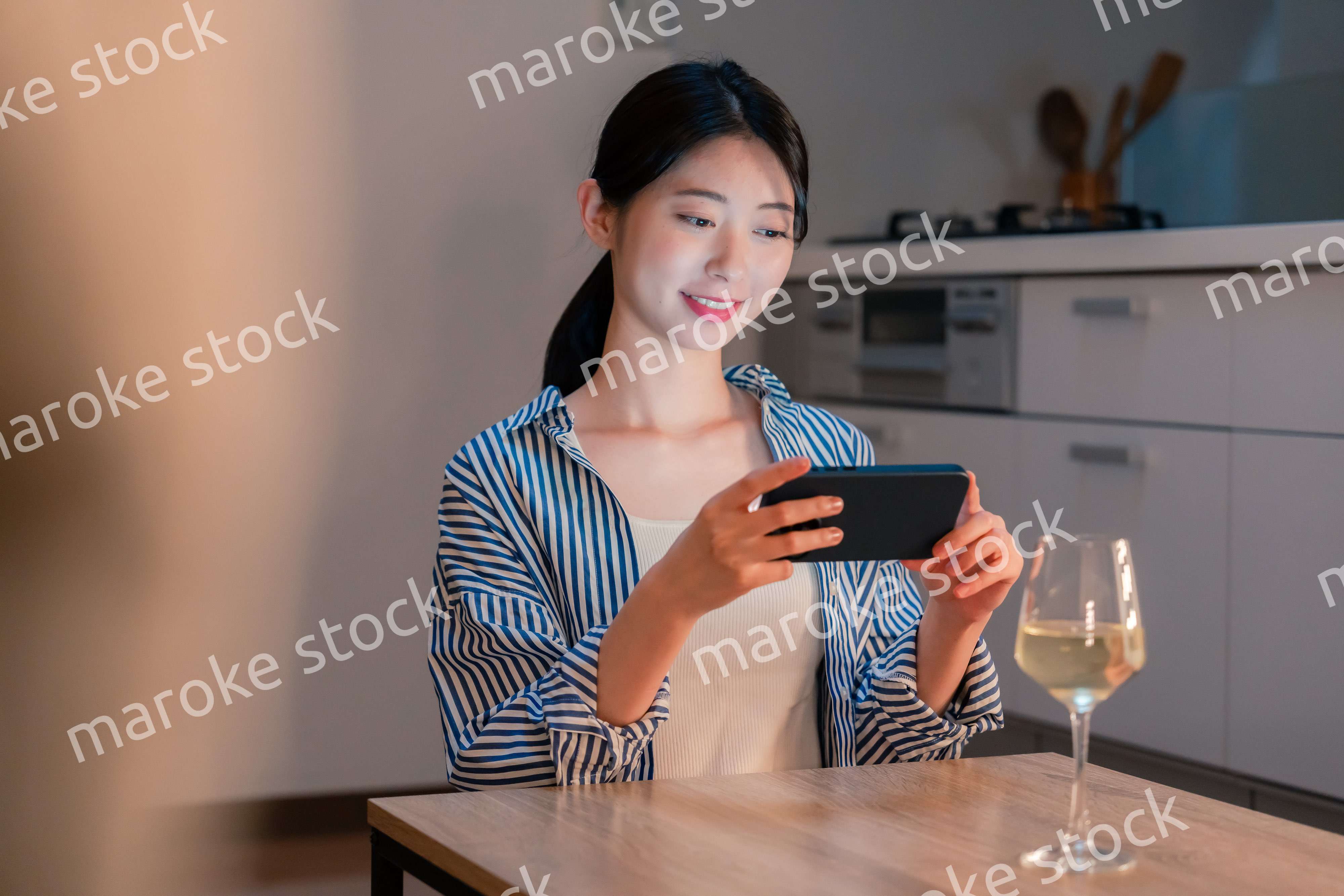 夜に一人で晩酌をする若い女性