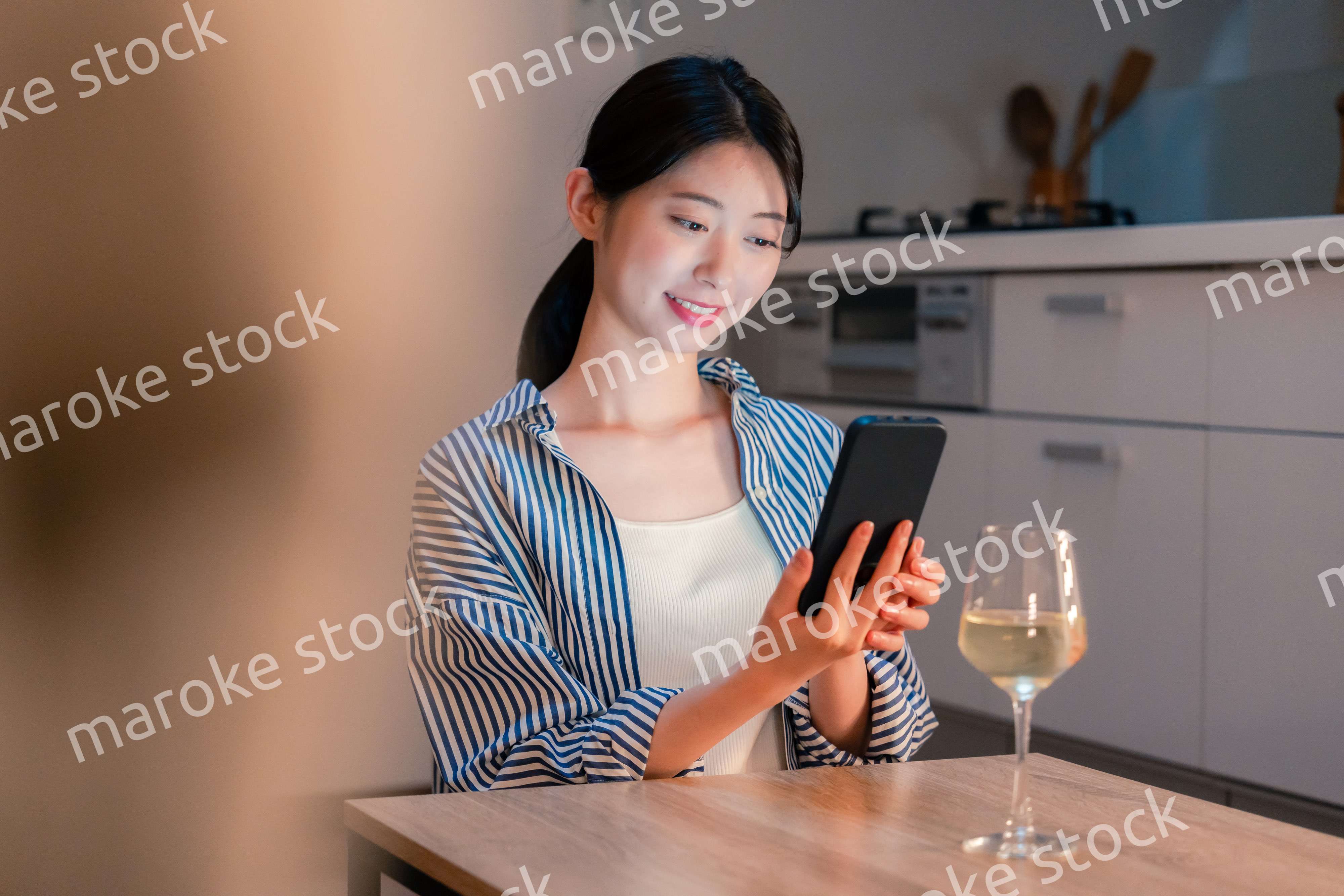 夜に一人で晩酌をする若い女性